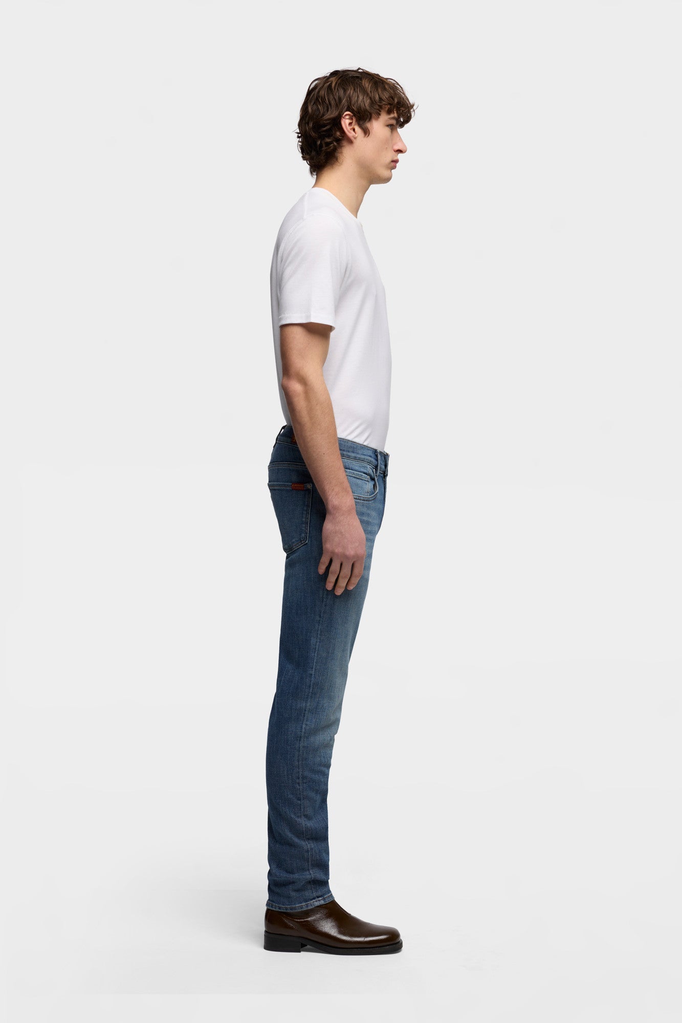 7-for-all-mankind-slimmy-tapered-jeans-in-luxe-vintage-covewash image 6