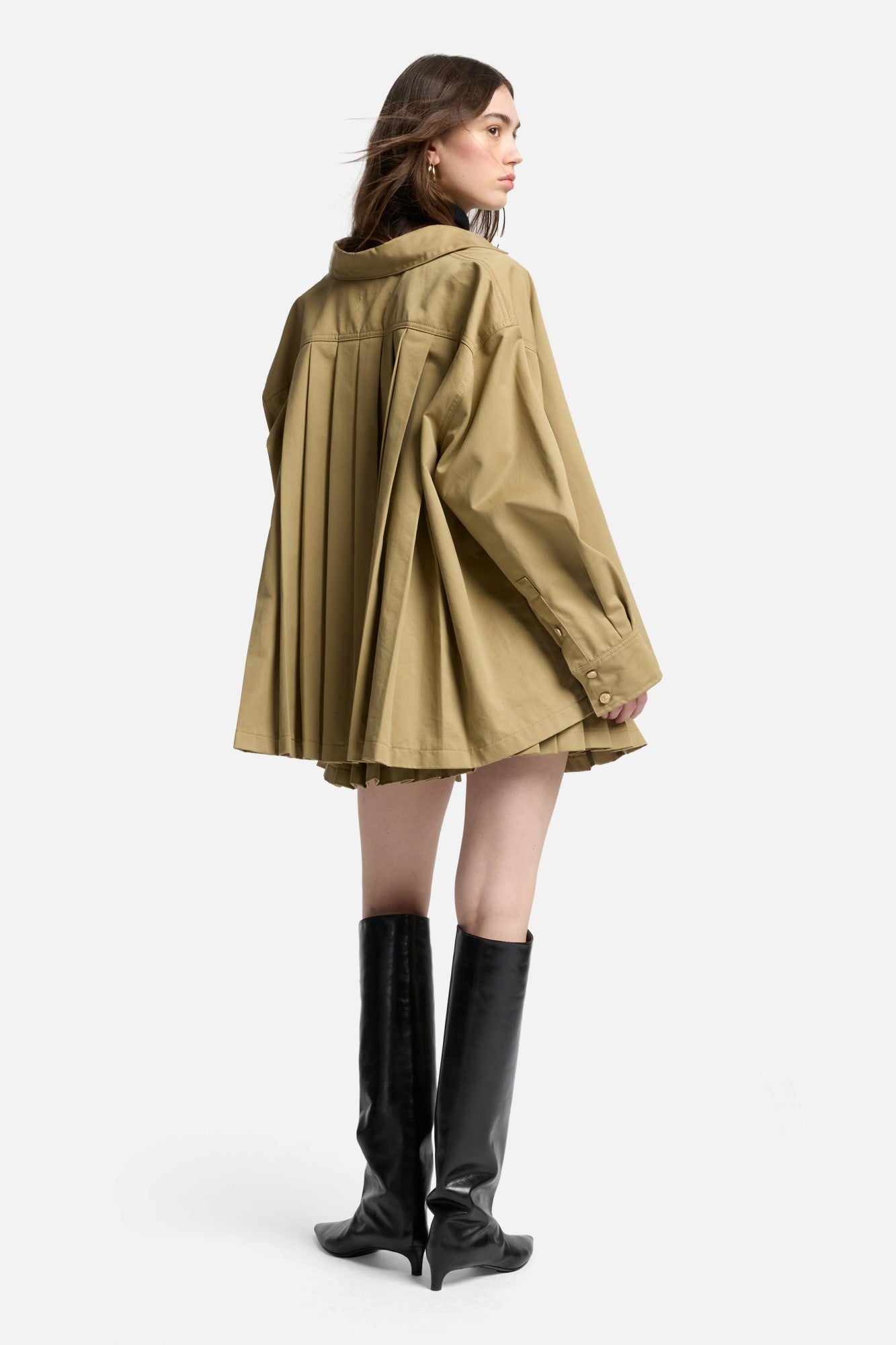 7-for-all-mankind-comfort-twill-pleated-overshirt-in-sand-storm image 7