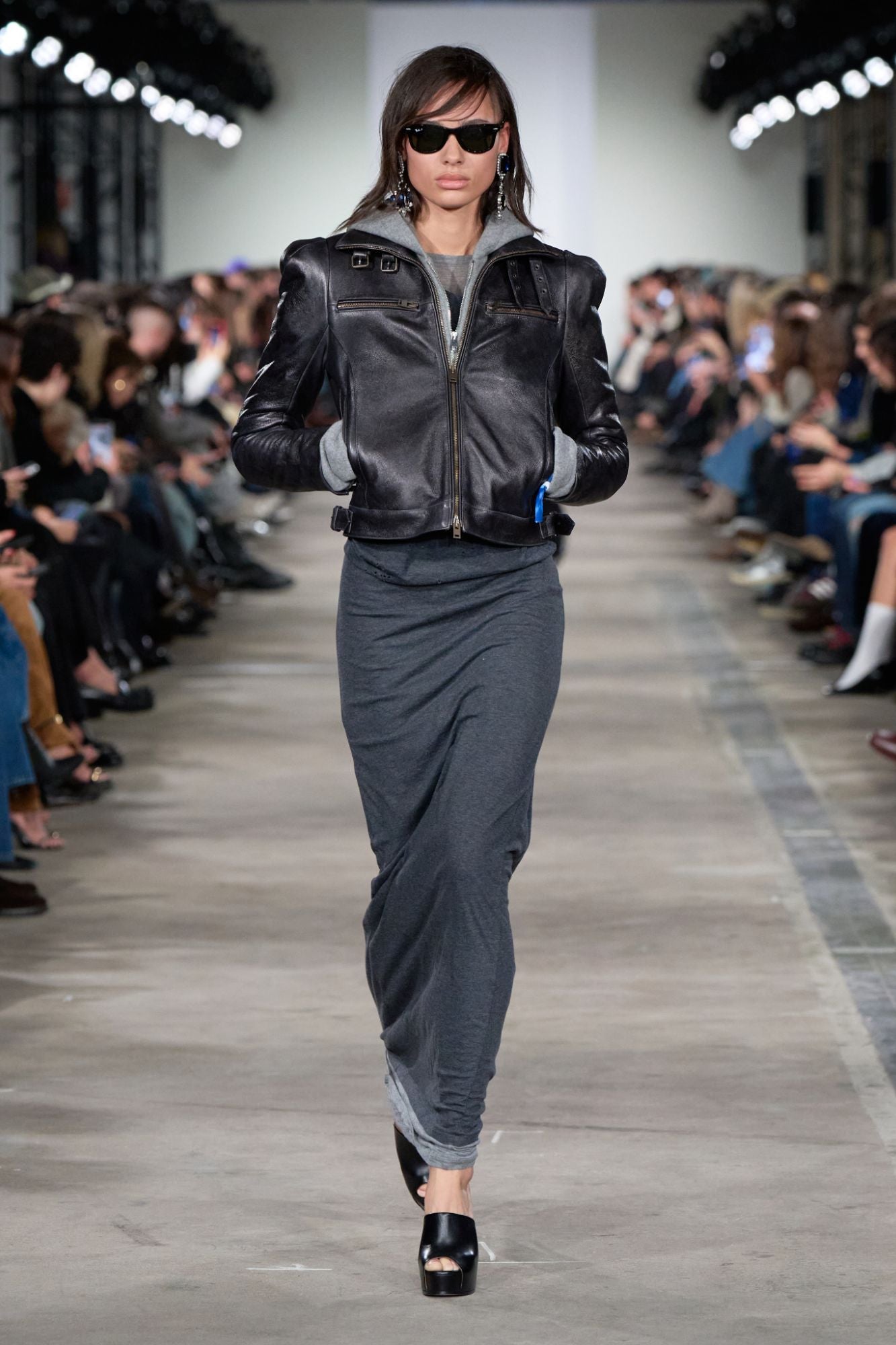 7-for-all-mankind-ruched-zip-hoodie-in-wool-slate image 7
