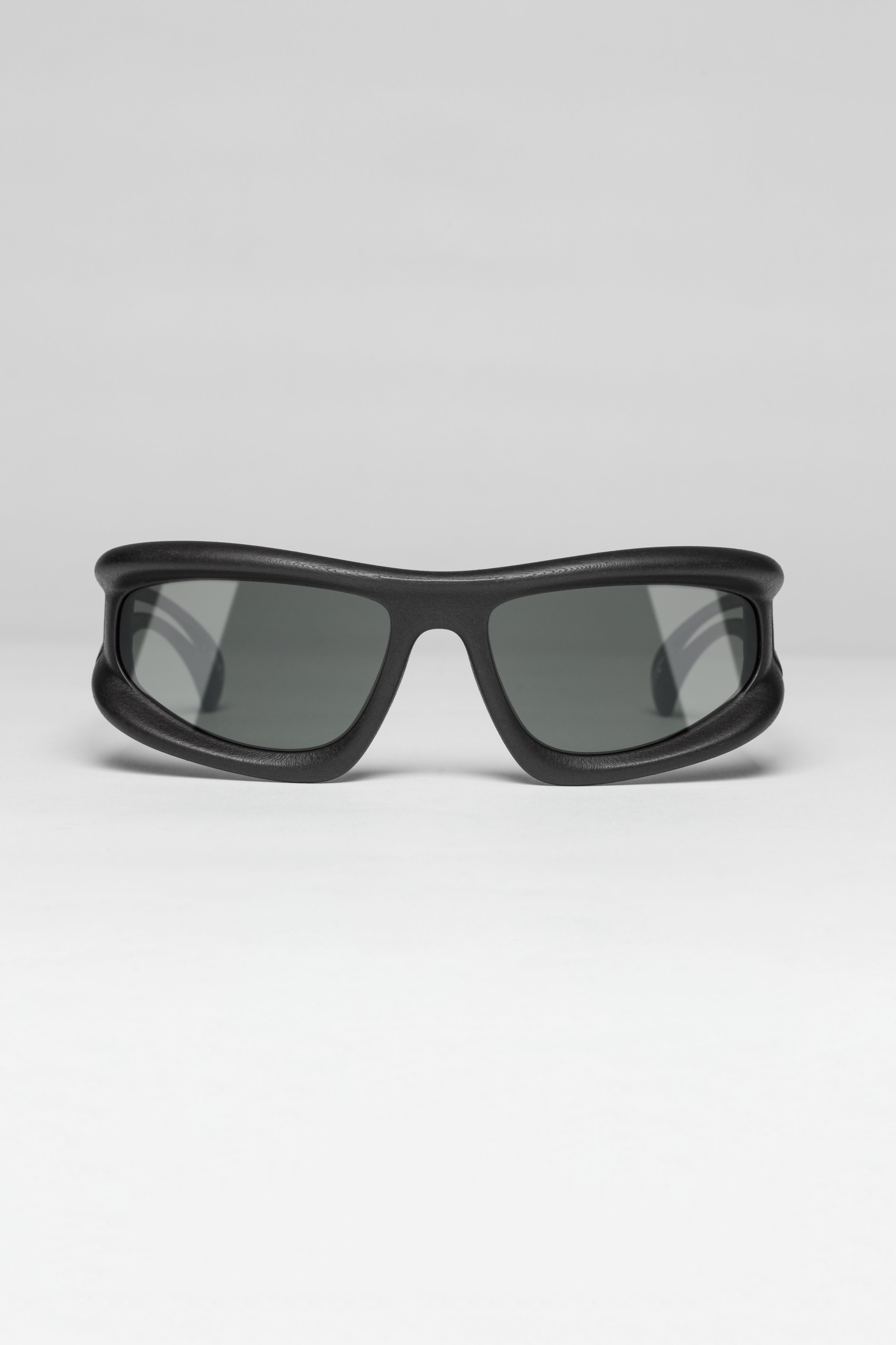 mykita-032c-marfa-sonnenbrille-black-wraparound image 1