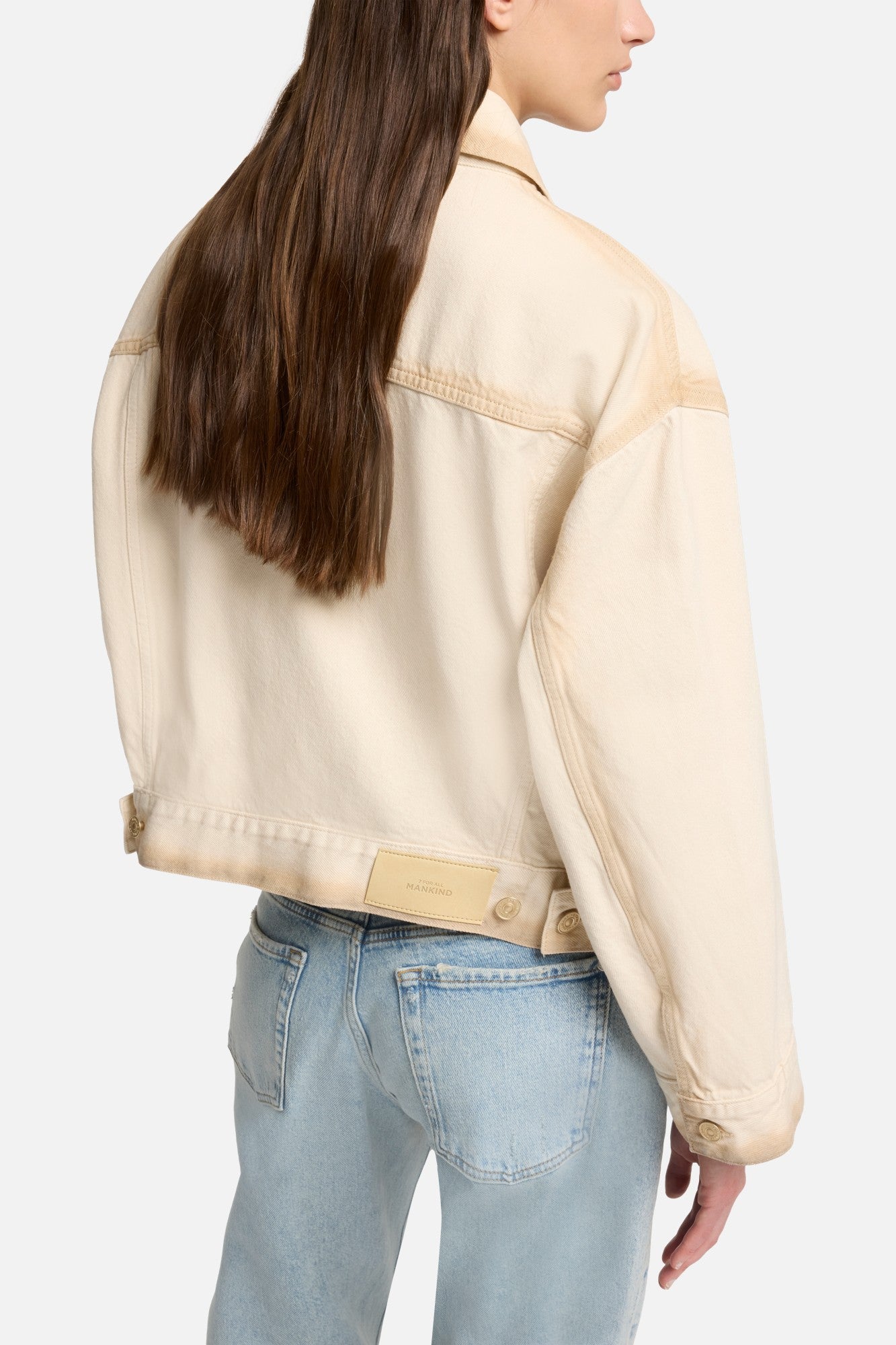 7-for-all-mankind-oli-cropped-trucker-jacke-in-sand-beach image 4