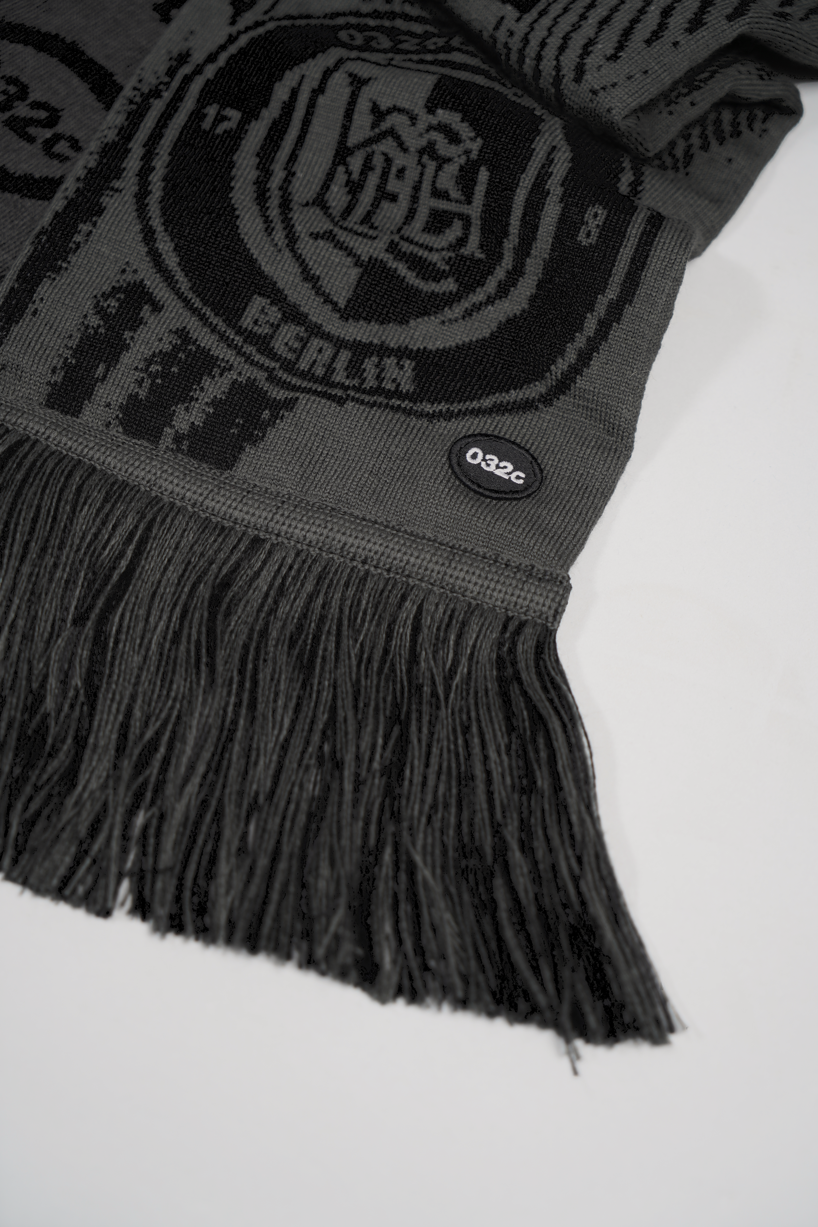 032c-blackhaine-sponsor-scarf-jacquard-schal-mit-fransen image 4