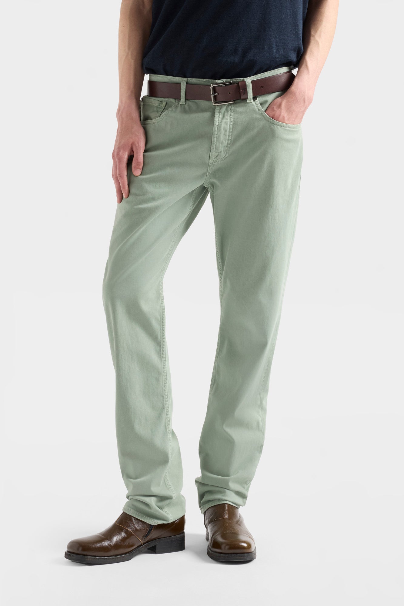 7-for-all-mankind-the-straight-herren-chino-luxe-sateen-leaf image 3