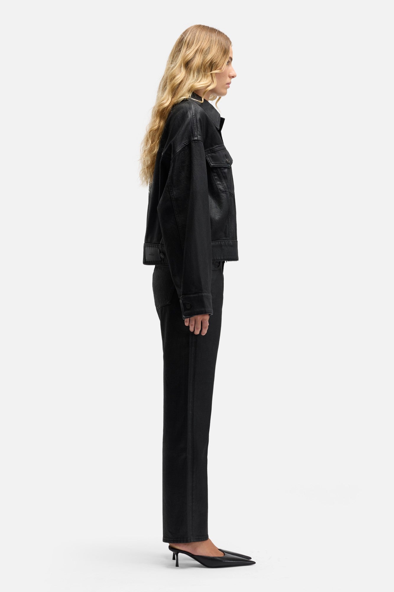 7-for-all-mankind-oli-cropped-trucker-jacket-coated-blackcat image 6
