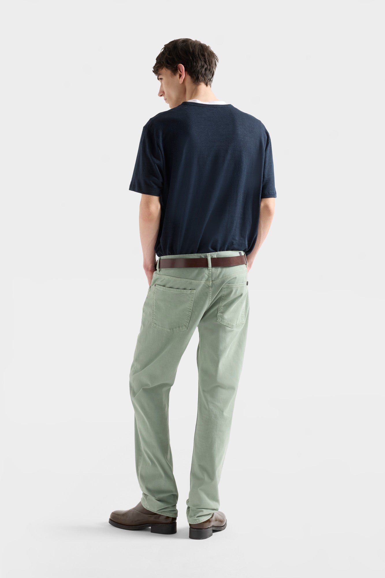 7-for-all-mankind-the-straight-herren-chino-luxe-sateen-leaf image 5