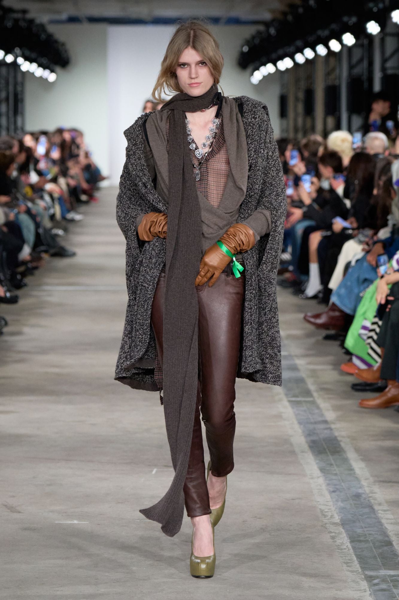 7-for-all-mankind-y2k-skinny-jeans-noho-brown-coated-low-rise image 7