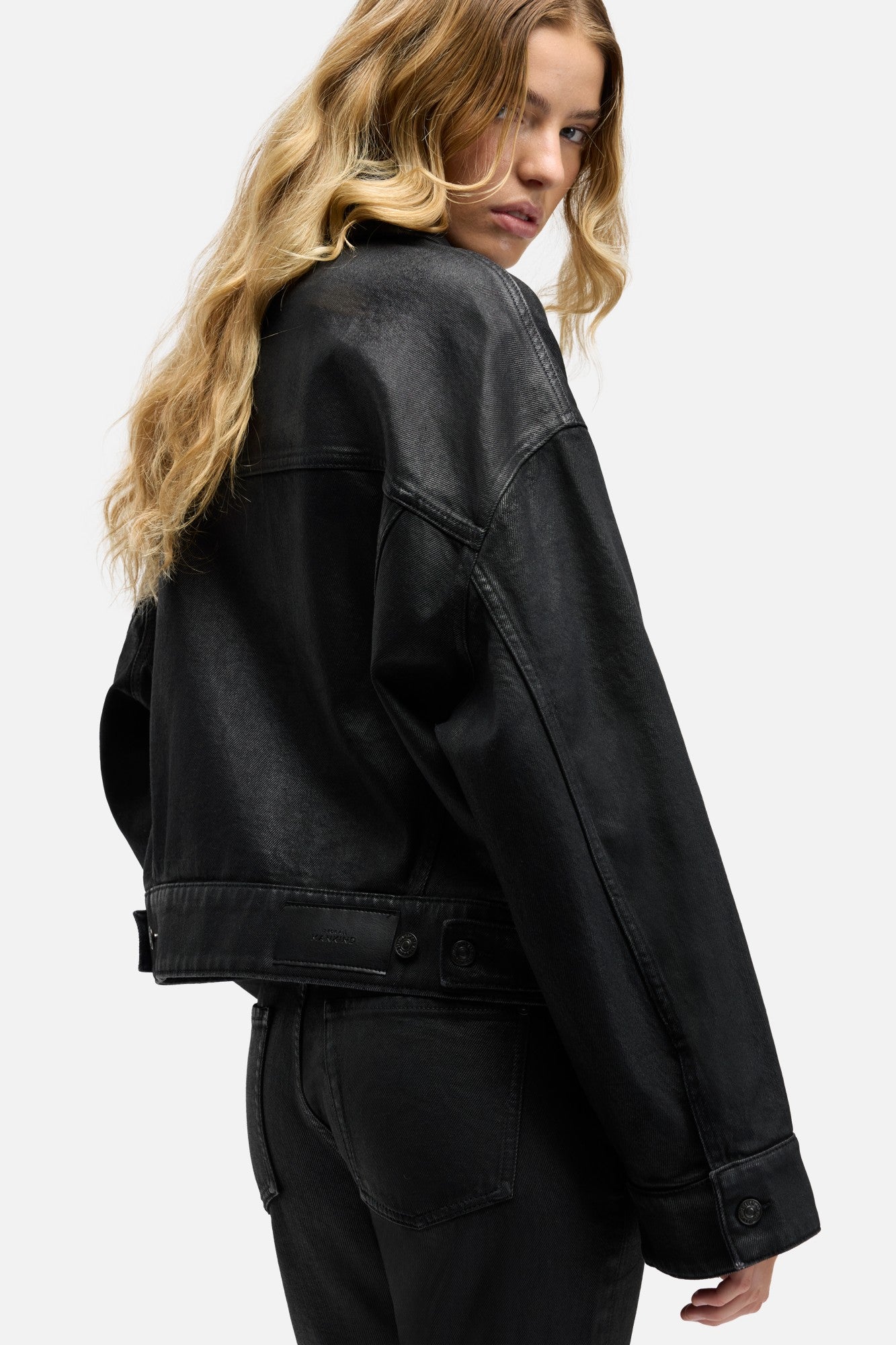 7-for-all-mankind-oli-cropped-trucker-jacket-coated-blackcat image 4