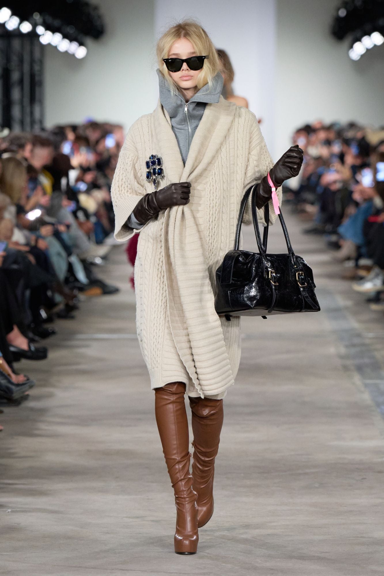 7-for-all-mankind-high-neck-zip-hoodie-cropped-hoodie-in-ash image 7
