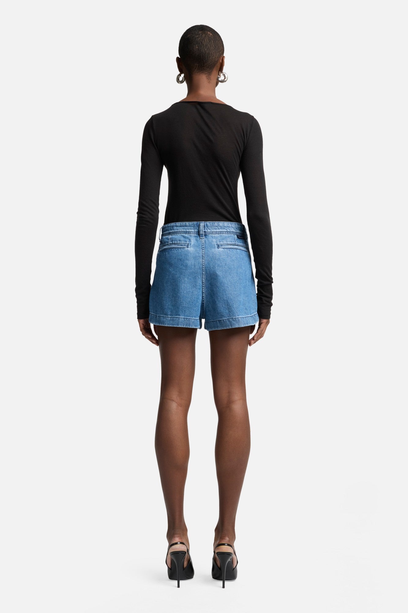 7-for-all-mankind-weightless-pleated-denim-shorts-damen-hilo image 5