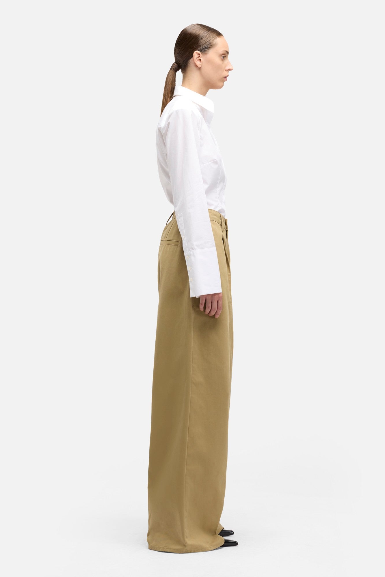 7-for-all-mankind-comfort-twill-pleated-trouser-sand-storm image 6