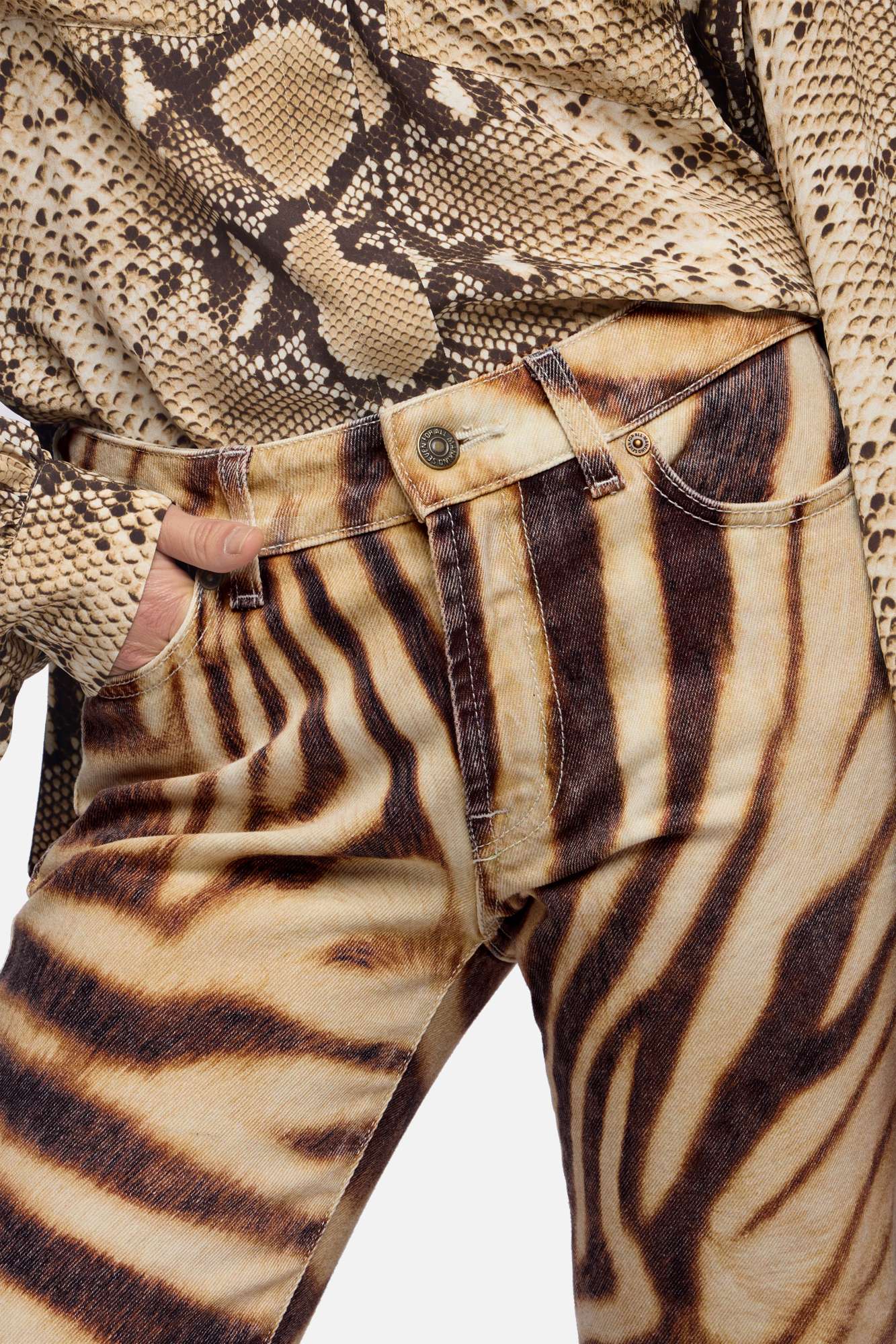 7-for-all-mankind-low-skinny-boot-hose-canvas-zebra image 4