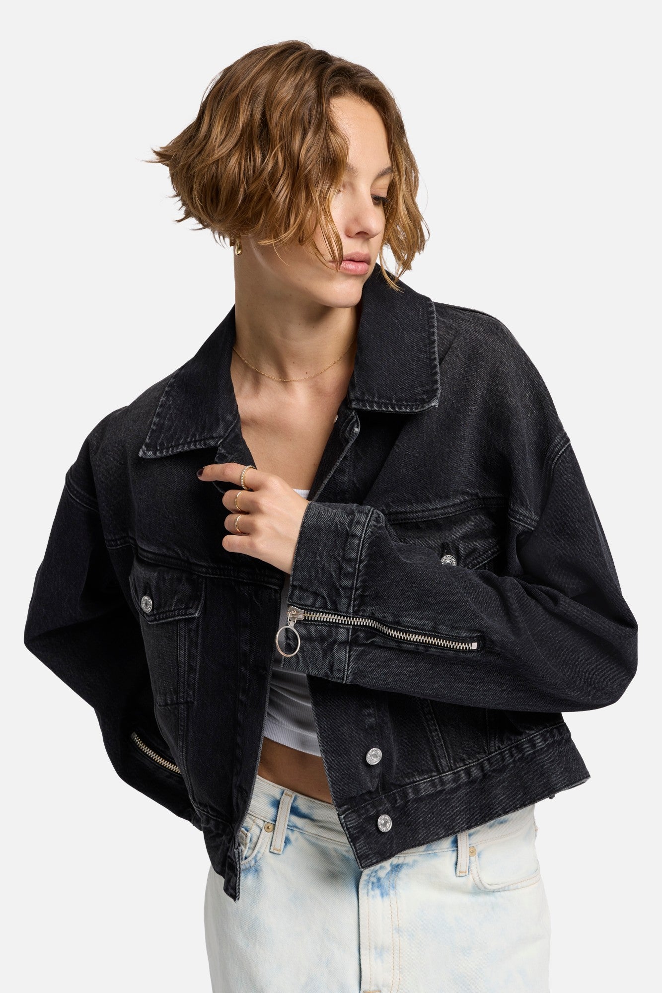 7-for-all-mankind-mankind-oli-cropped-trucker-jacke-hustle-schwarz image 6