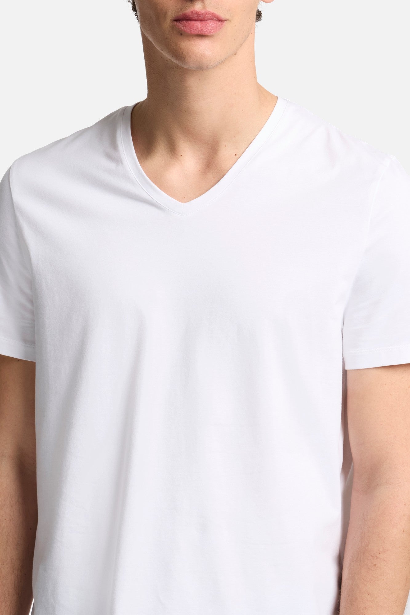 7-for-all-mankind-luxe-performance-v-neck-tee-in-white-herren-t-shirt image 4