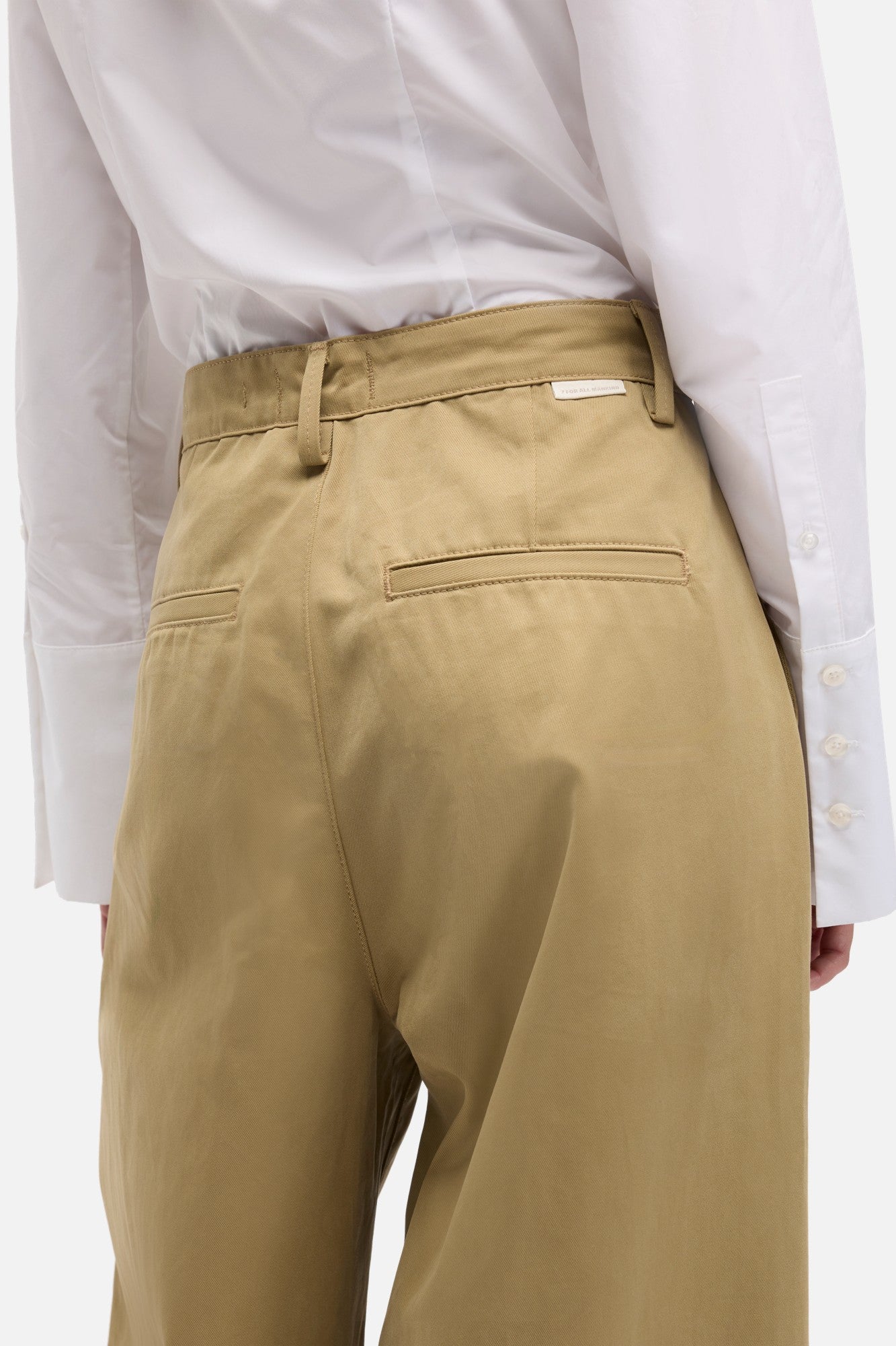 7-for-all-mankind-comfort-twill-pleated-trouser-sand-storm image 4
