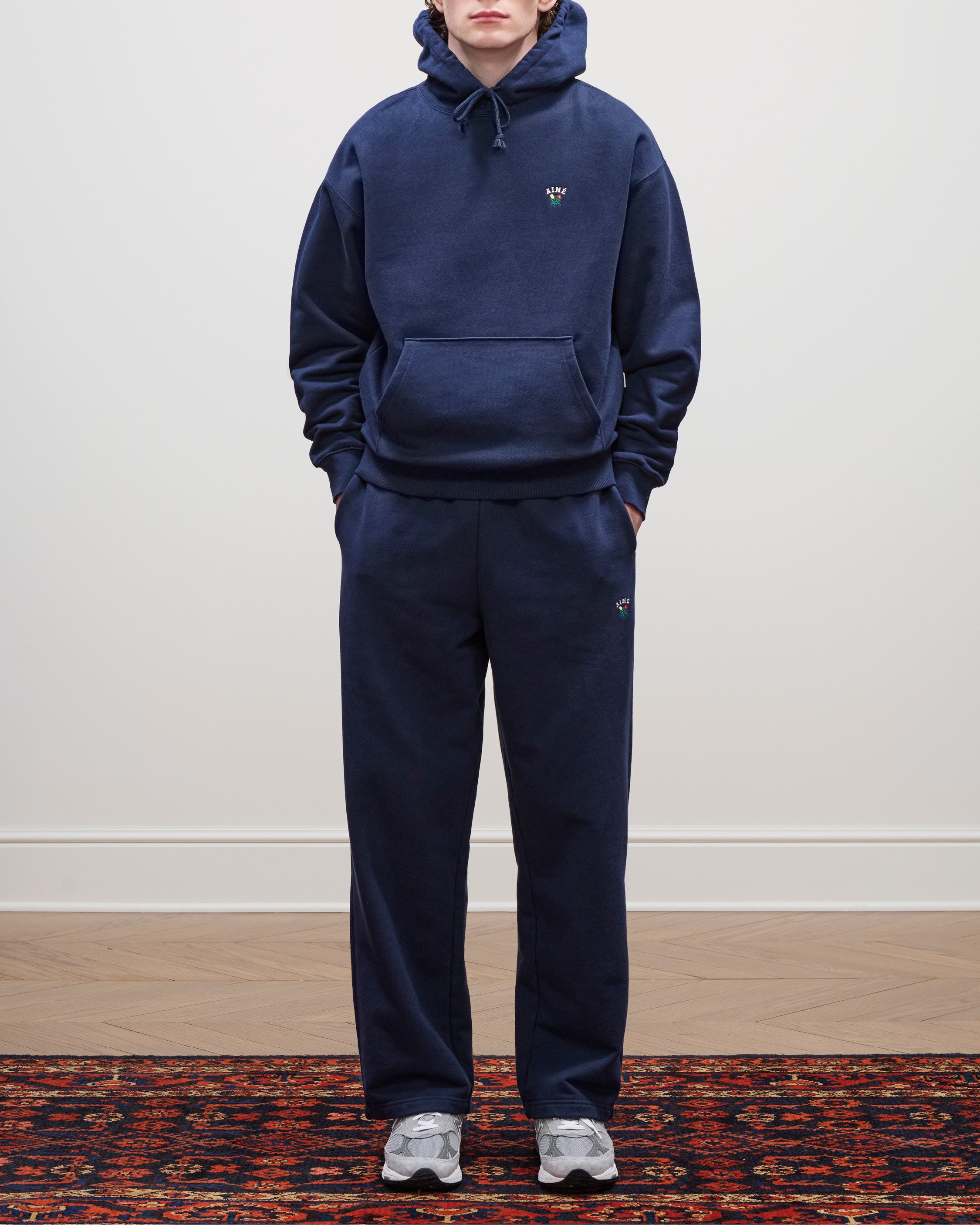 aim-leon-dore-crest-hoodie-navy-kapuzenpullover-aus-530-gsm-baumwolle image 3