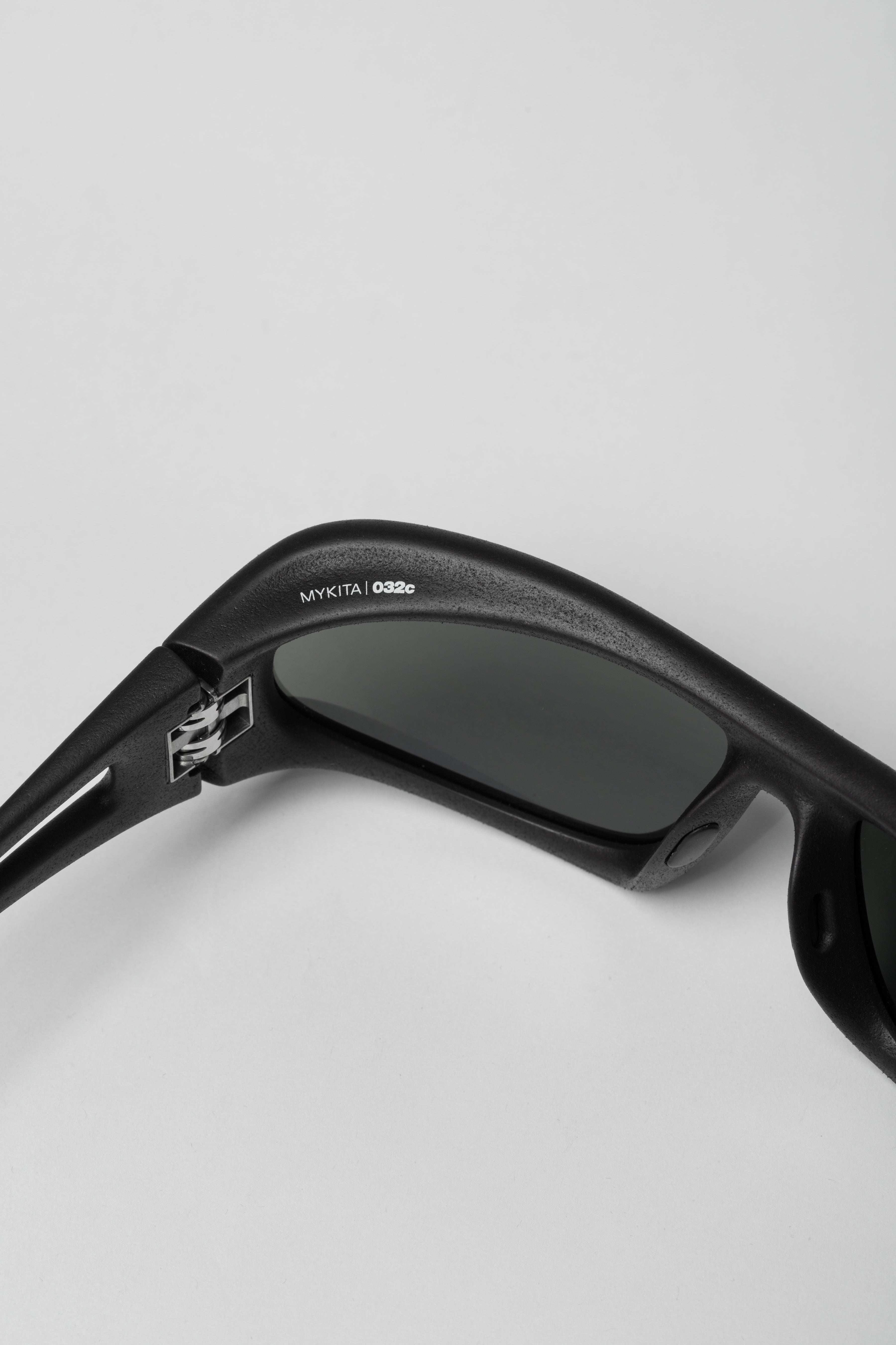 mykita-032c-marfa-sonnenbrille-black-wraparound image 4