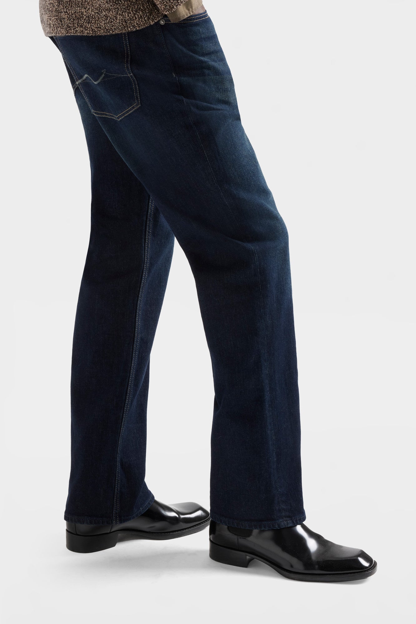 7-for-all-mankind-austyn-relaxed-straight-jeans-los-angeles-dark image 6