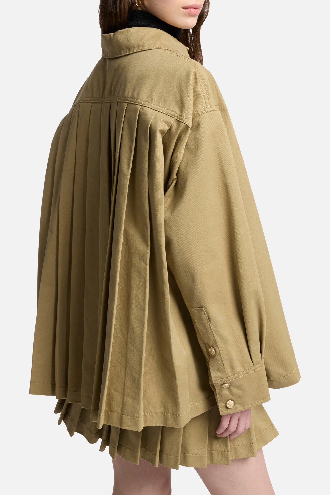 7-for-all-mankind-comfort-twill-pleated-overshirt-in-sand-storm image 4