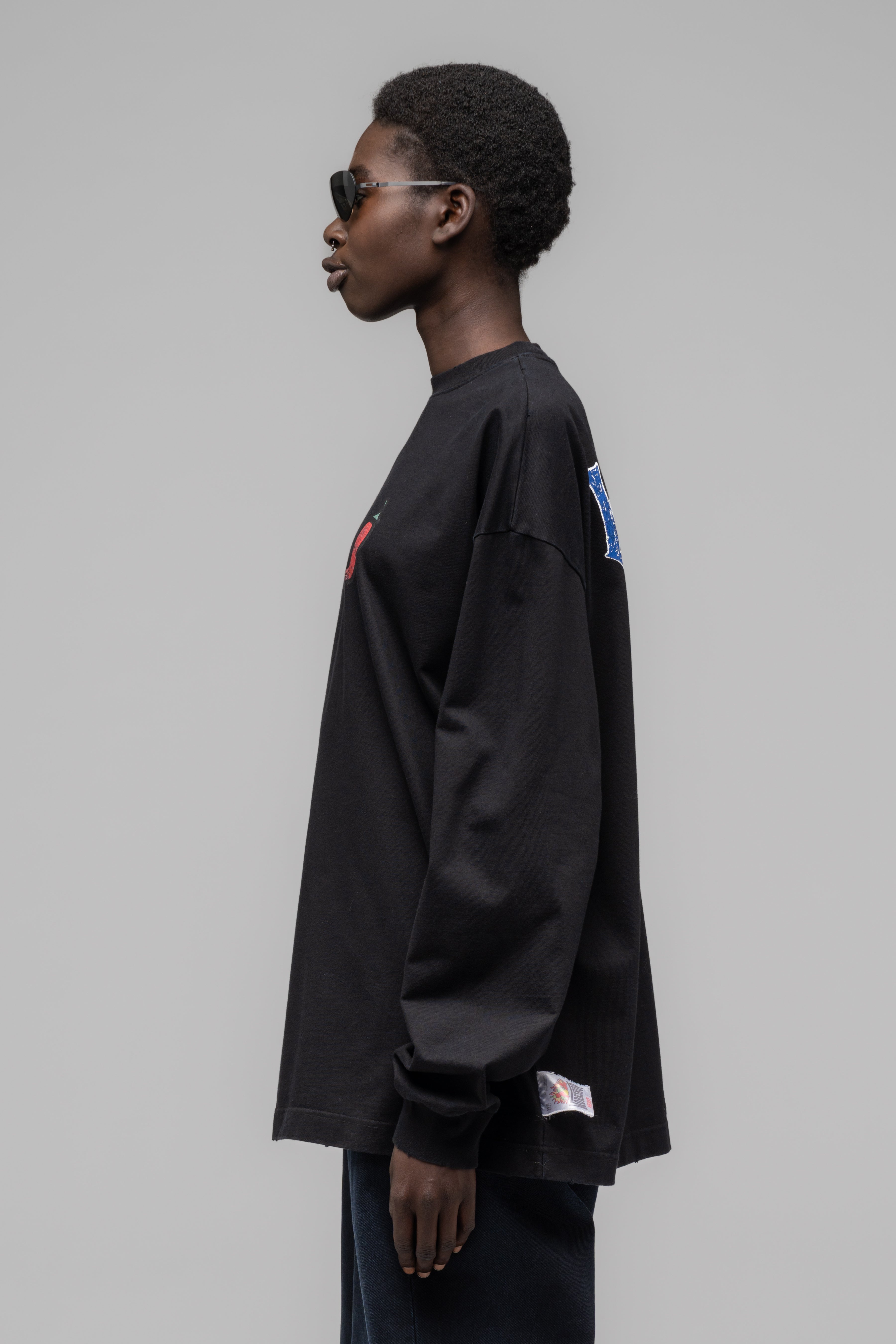 032c-office-fruit-oversized-longsleeve-washed-black image 3