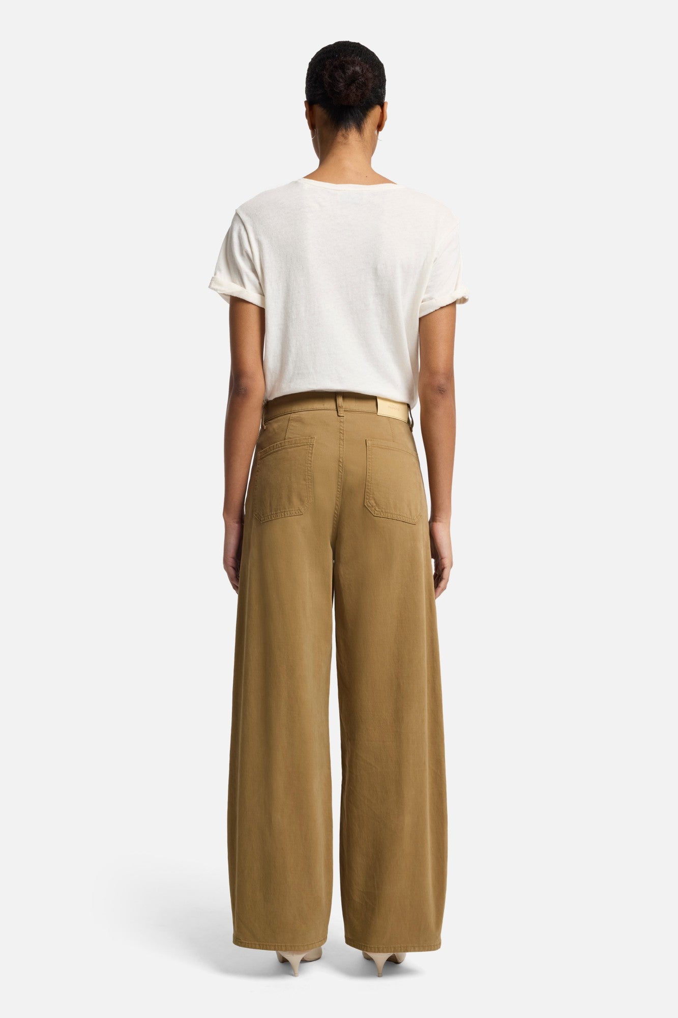 7-for-all-mankind-comfort-twill-bonnie-barrel-leg-hose-in-sand-storm image 5