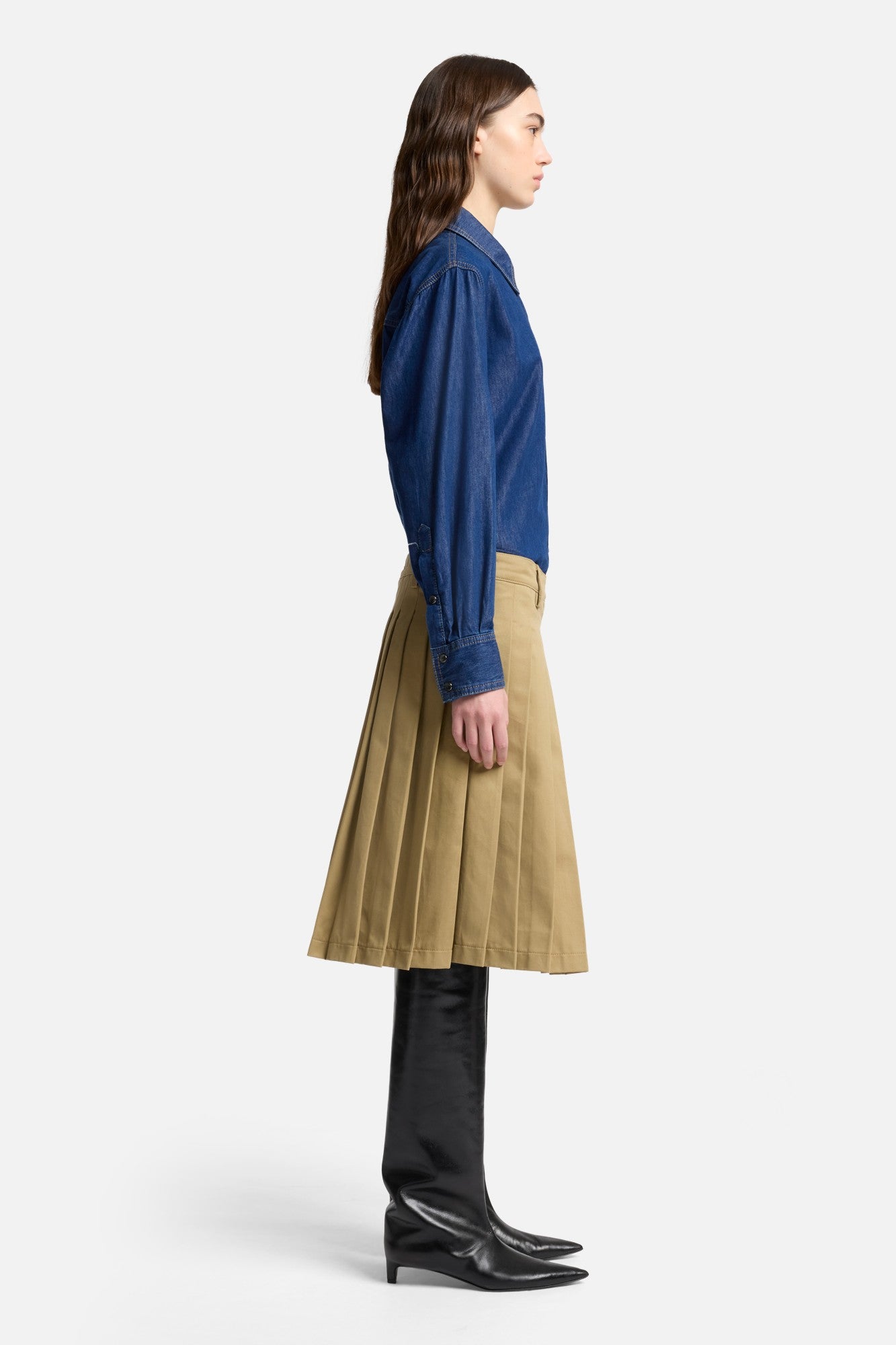 7-for-all-mankind-comfort-twill-plissee-midi-rock-sand-storm image 6