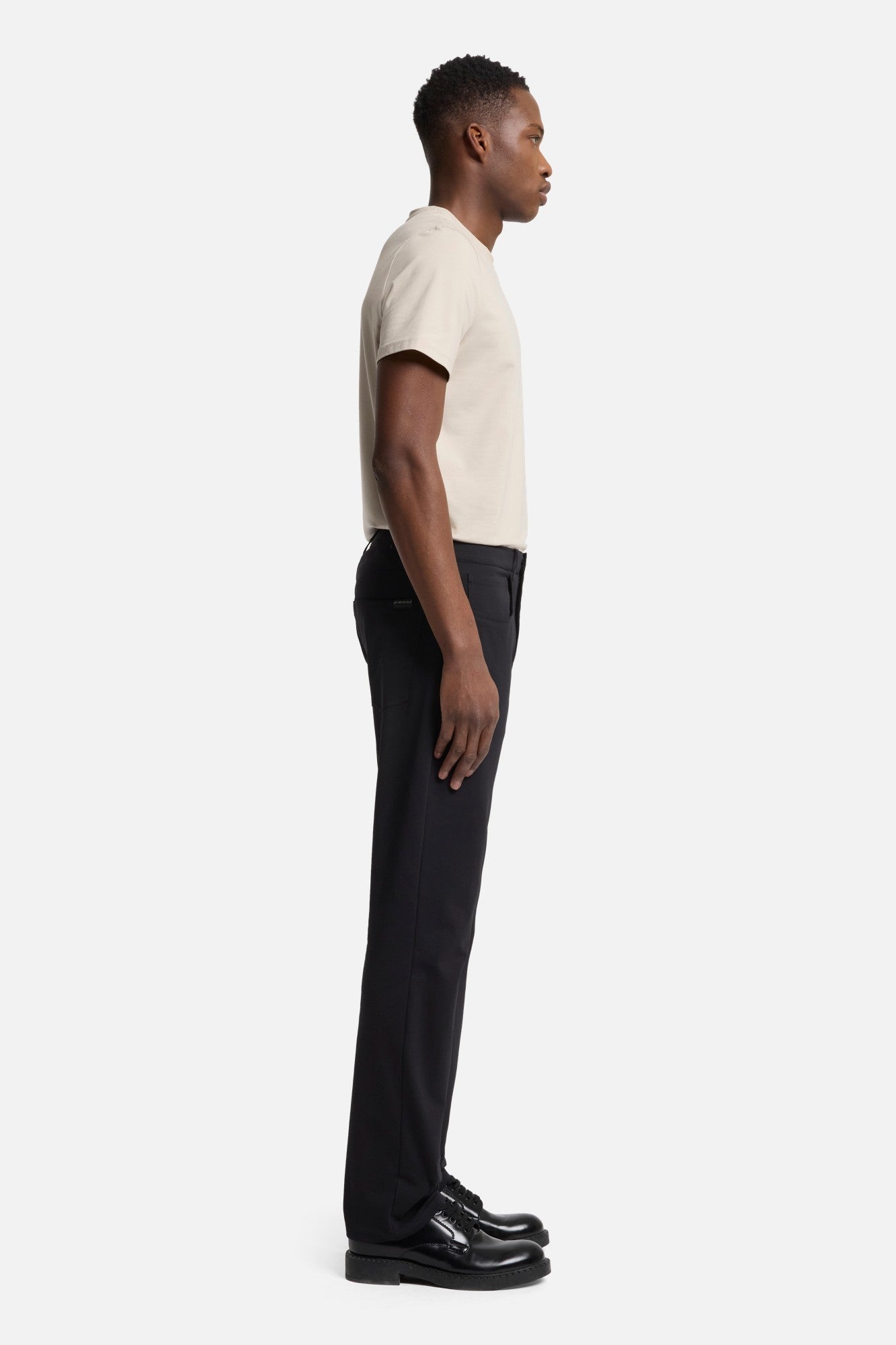 7-for-all-mankind-luxe-performance-knit-straight-herren-hose-in-black image 6