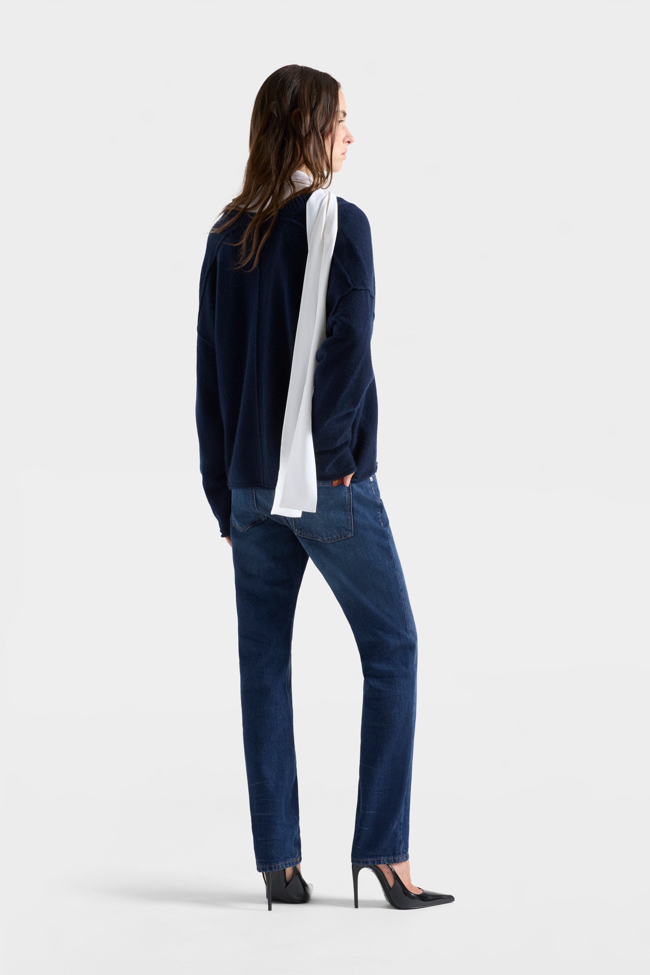 7-for-all-mankind-u-neck-cashmere-pullover-in-midnight image 5