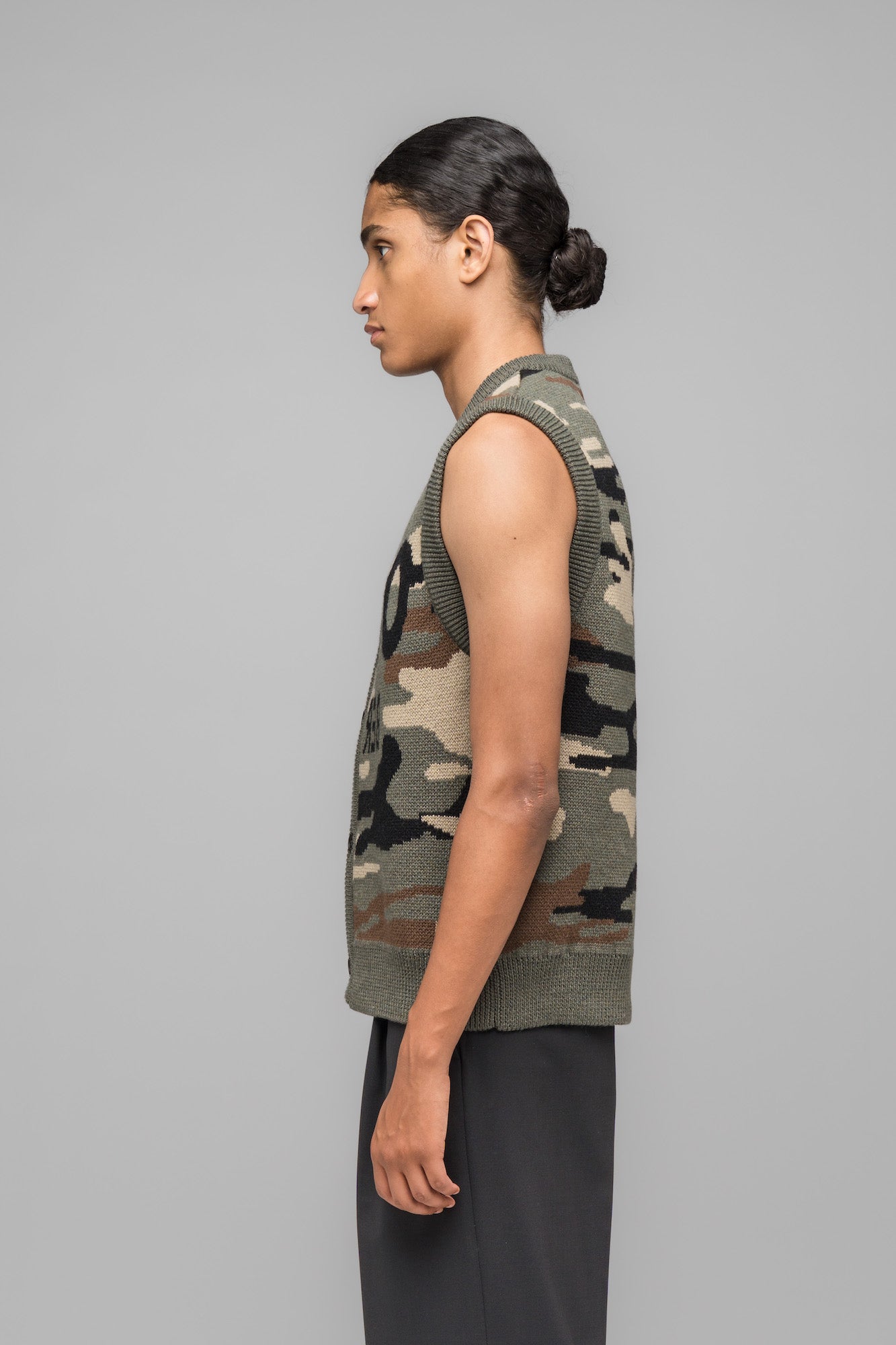 032c-selfie-vest-herren-merino-strickweste-camouflage image 4