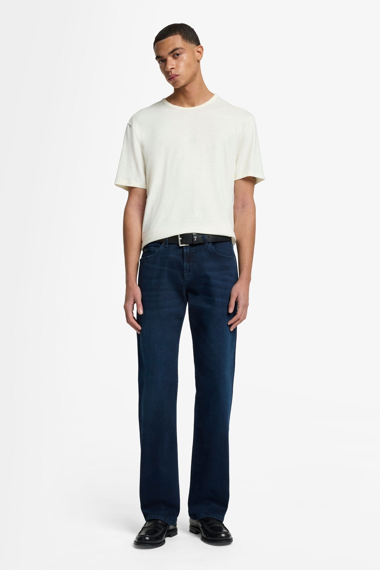 7-for-all-mankind-austyn-relaxed-jeans-in-denim-river-water image 2