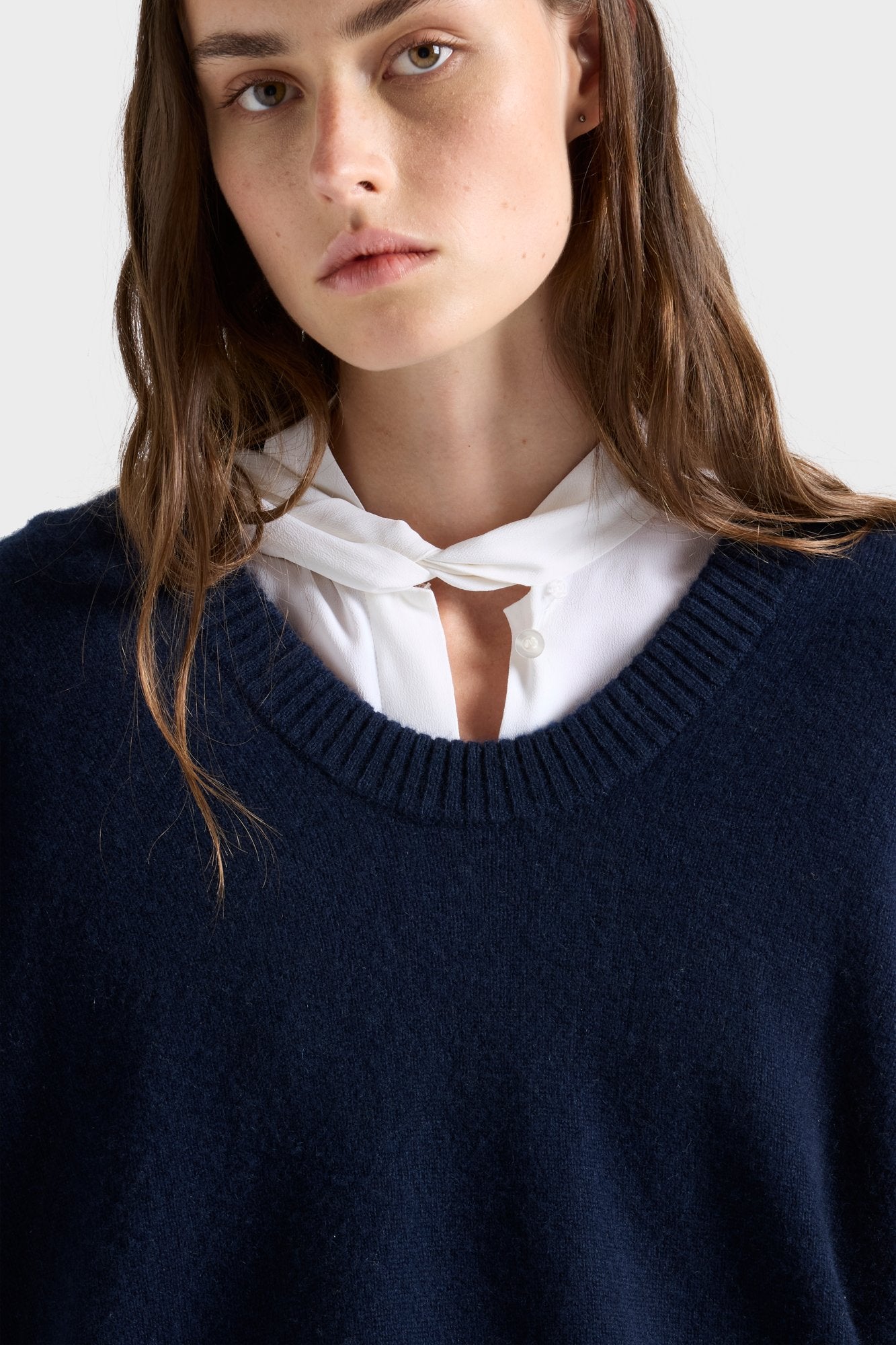 7-for-all-mankind-u-neck-cashmere-pullover-in-midnight image 4