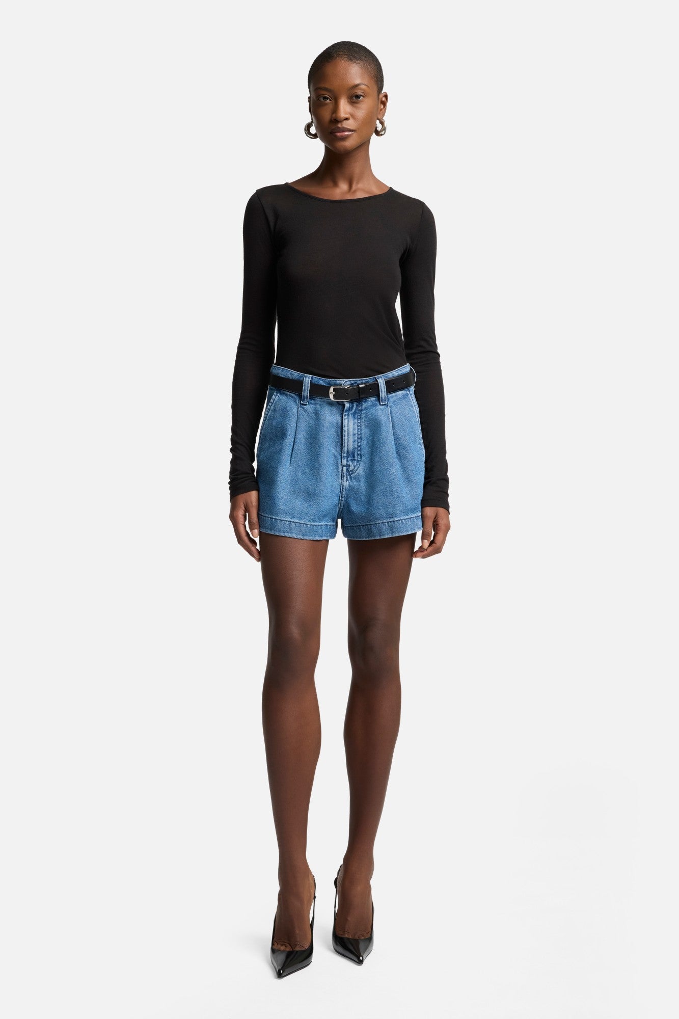 7-for-all-mankind-weightless-pleated-denim-shorts-damen-hilo image 2