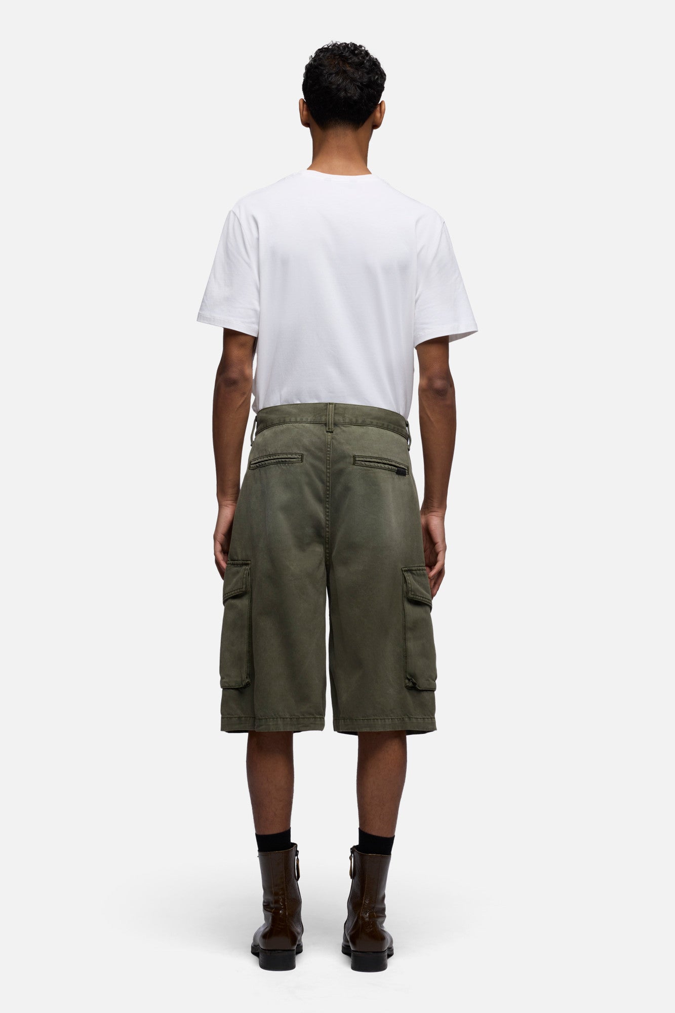 7-for-all-mankind-wide-cargo-short-sateen-sunfaded-moss image 5