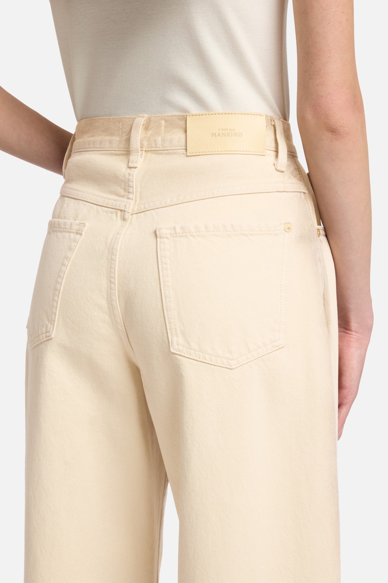 7-for-all-mankind-bonnie-barrel-leg-jeans-in-sand-beach image 4