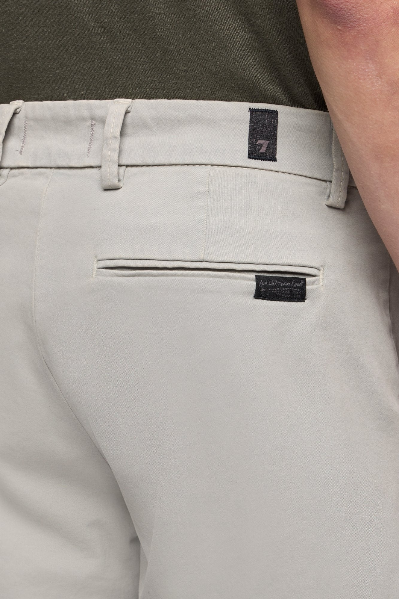 7-for-all-mankind-chino-short-herren-in-luxe-performance-sateen-iron image 4