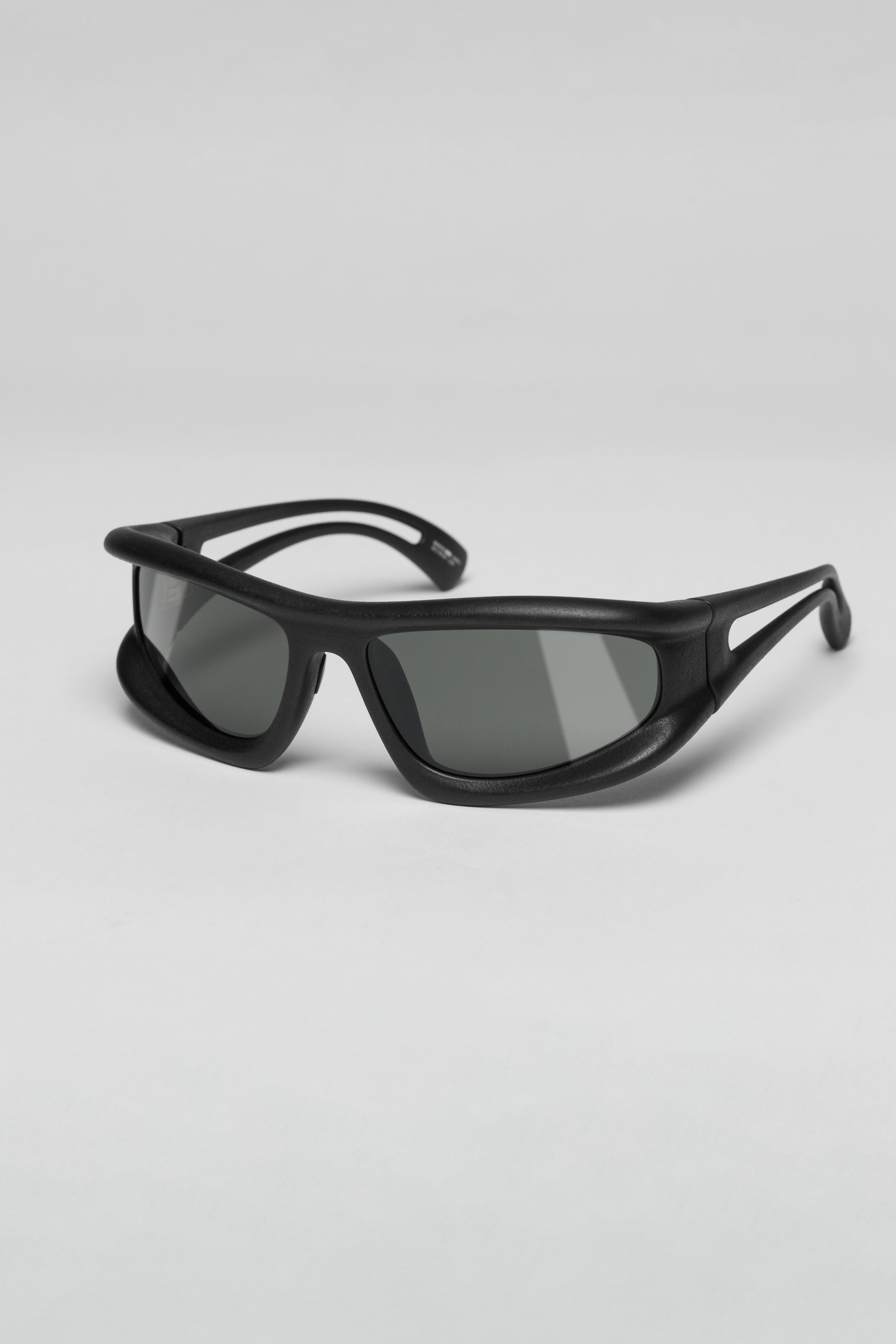 mykita-032c-marfa-sonnenbrille-black-wraparound image 2