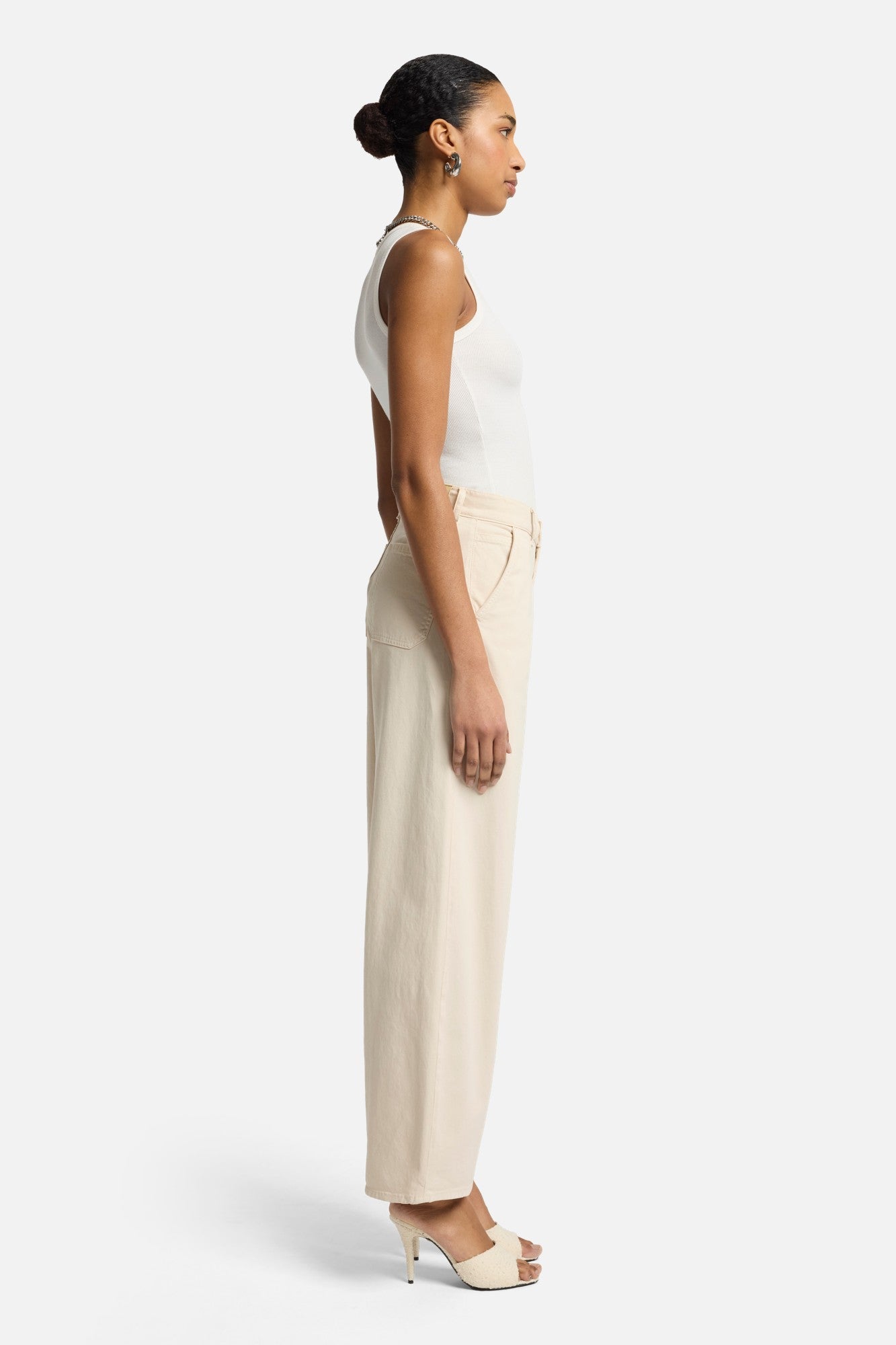7-for-all-mankind-comfort-twill-bonnie-barrel-hose-in-creme image 6
