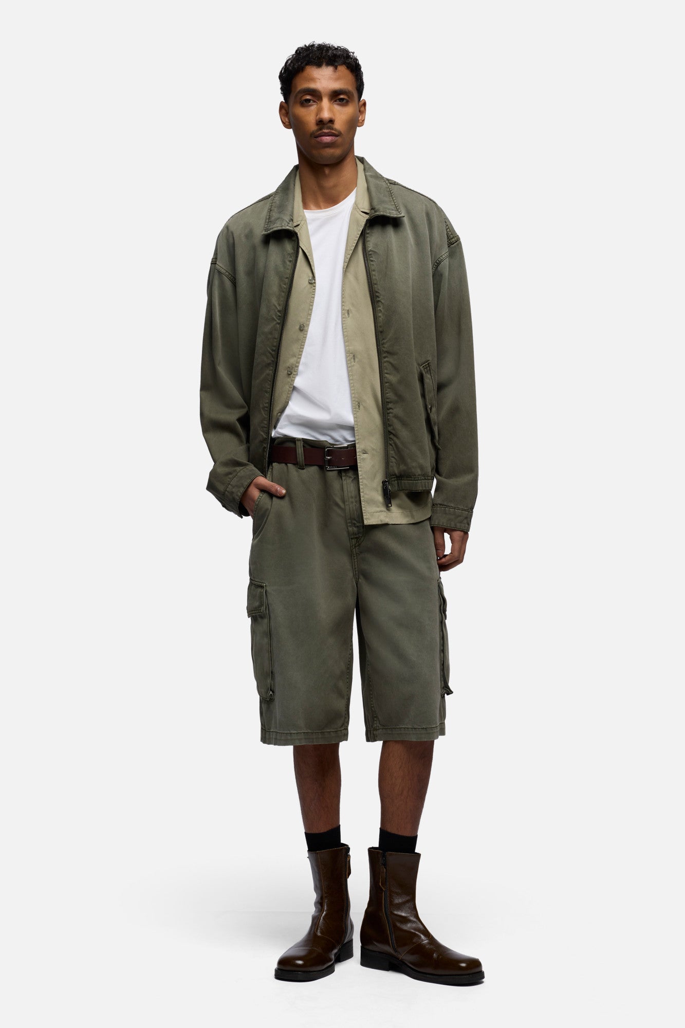 7-for-all-mankind-wide-cargo-short-sateen-sunfaded-moss image 2