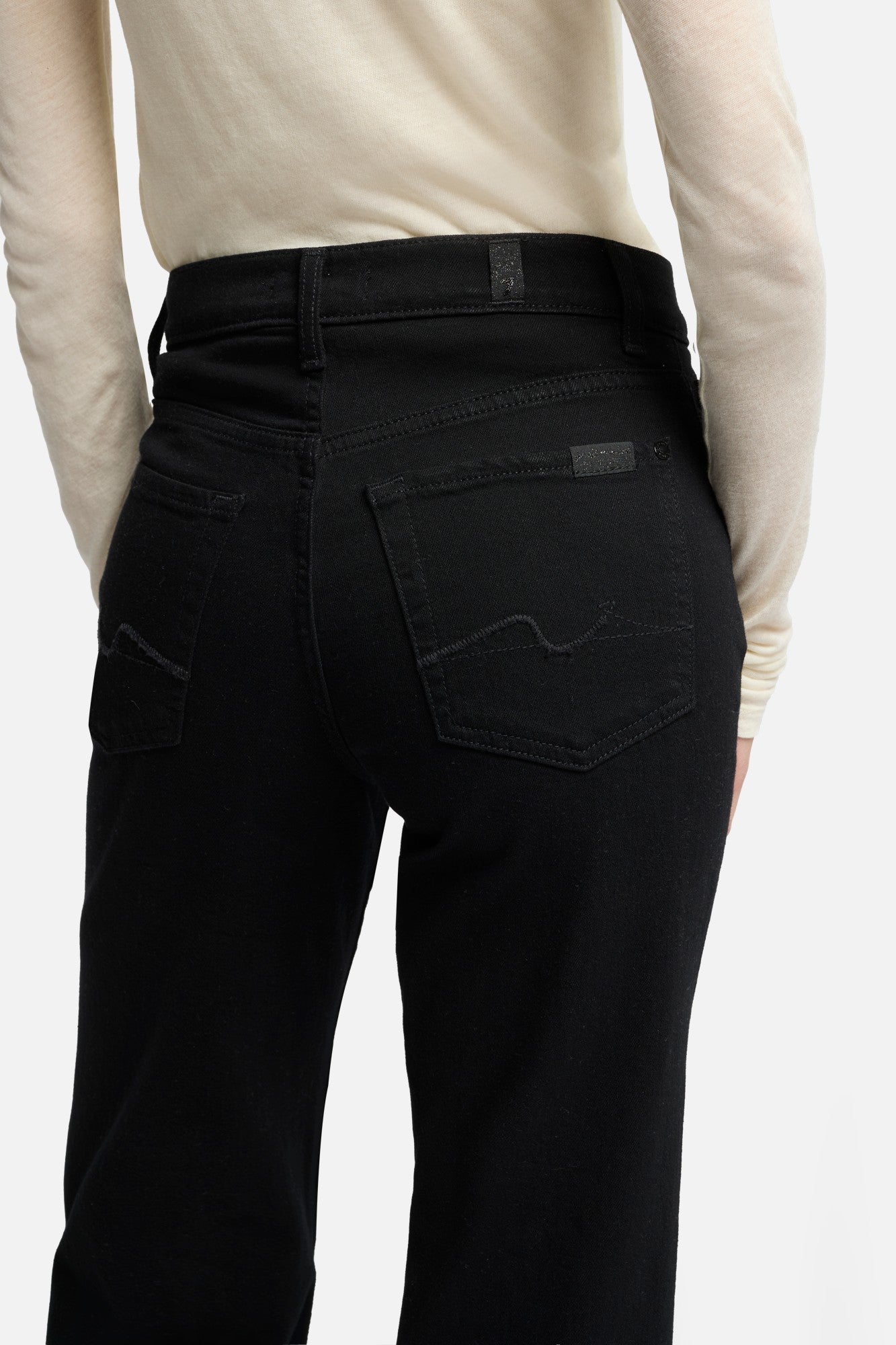 7-for-all-mankind-cropped-alexa-straight-jeans-in-black image 7