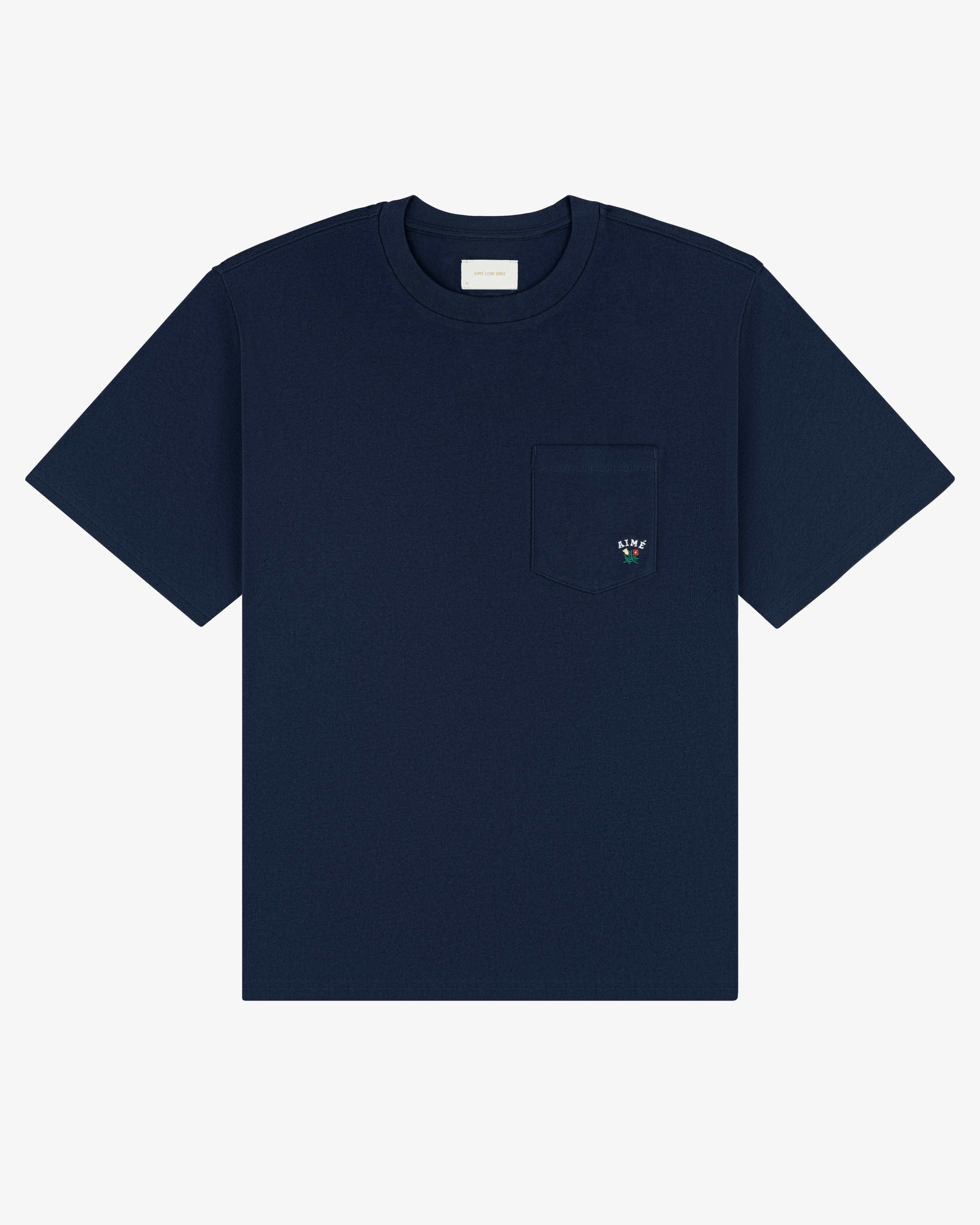 aim-leon-dore-crest-pocket-tee-herren-t-shirt-navy image 2