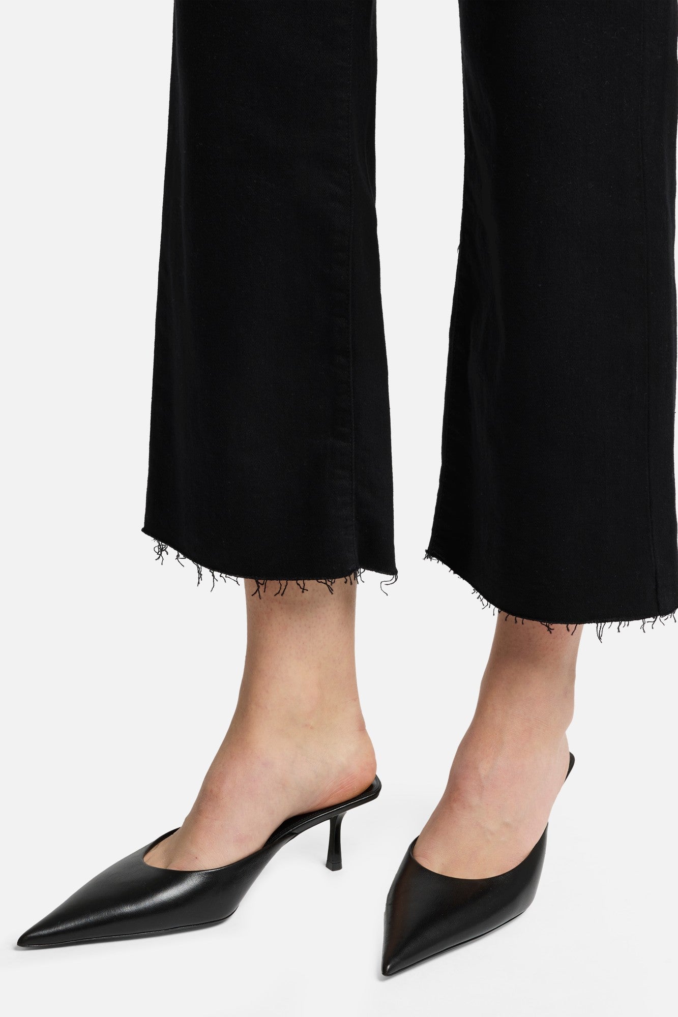 7-for-all-mankind-cropped-alexa-straight-jeans-in-black image 4