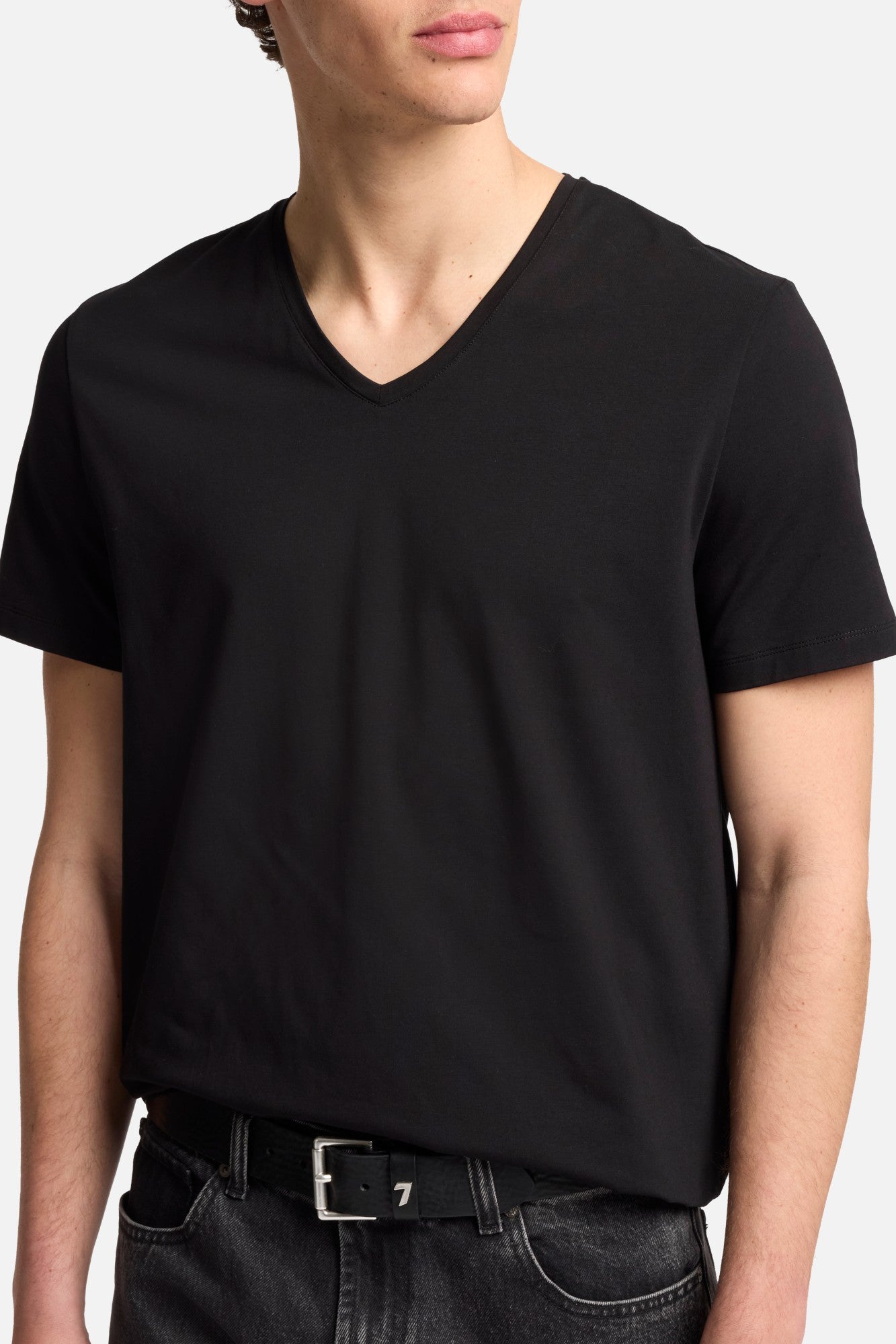 7-for-all-mankind-luxe-performance-v-neck-t-shirt-black-herren image 4
