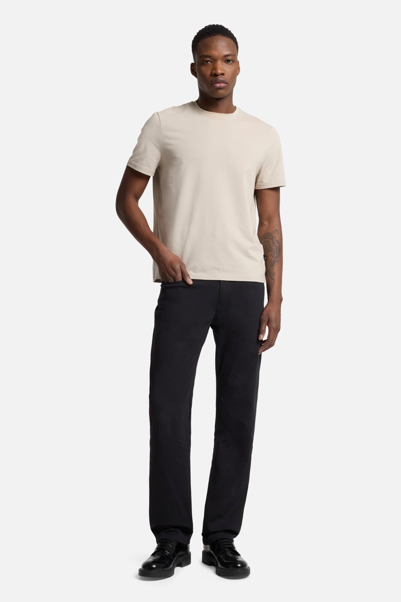 7-for-all-mankind-luxe-performance-knit-straight-herren-hose-in-black image 2