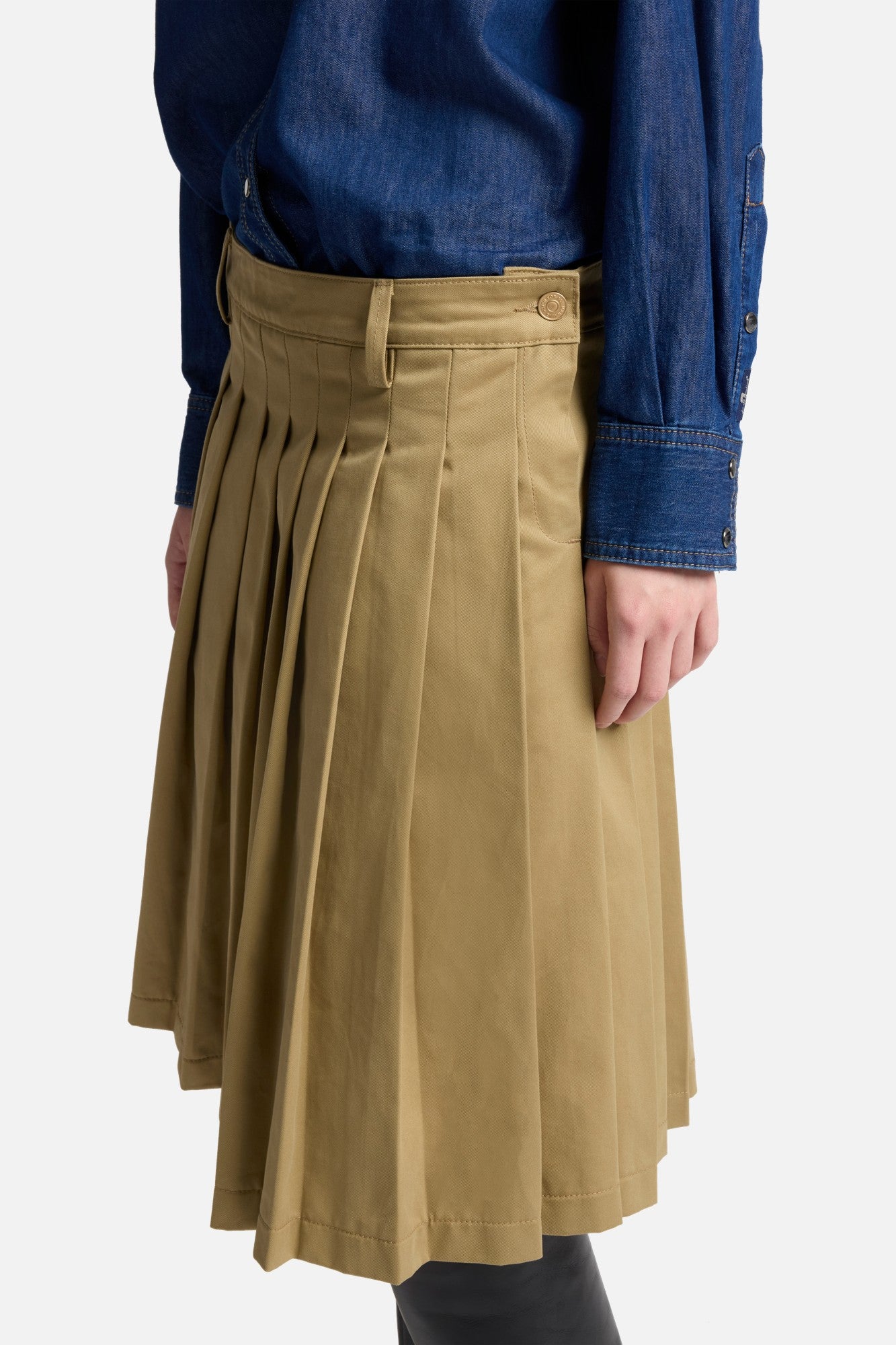 7-for-all-mankind-comfort-twill-plissee-midi-rock-sand-storm image 4