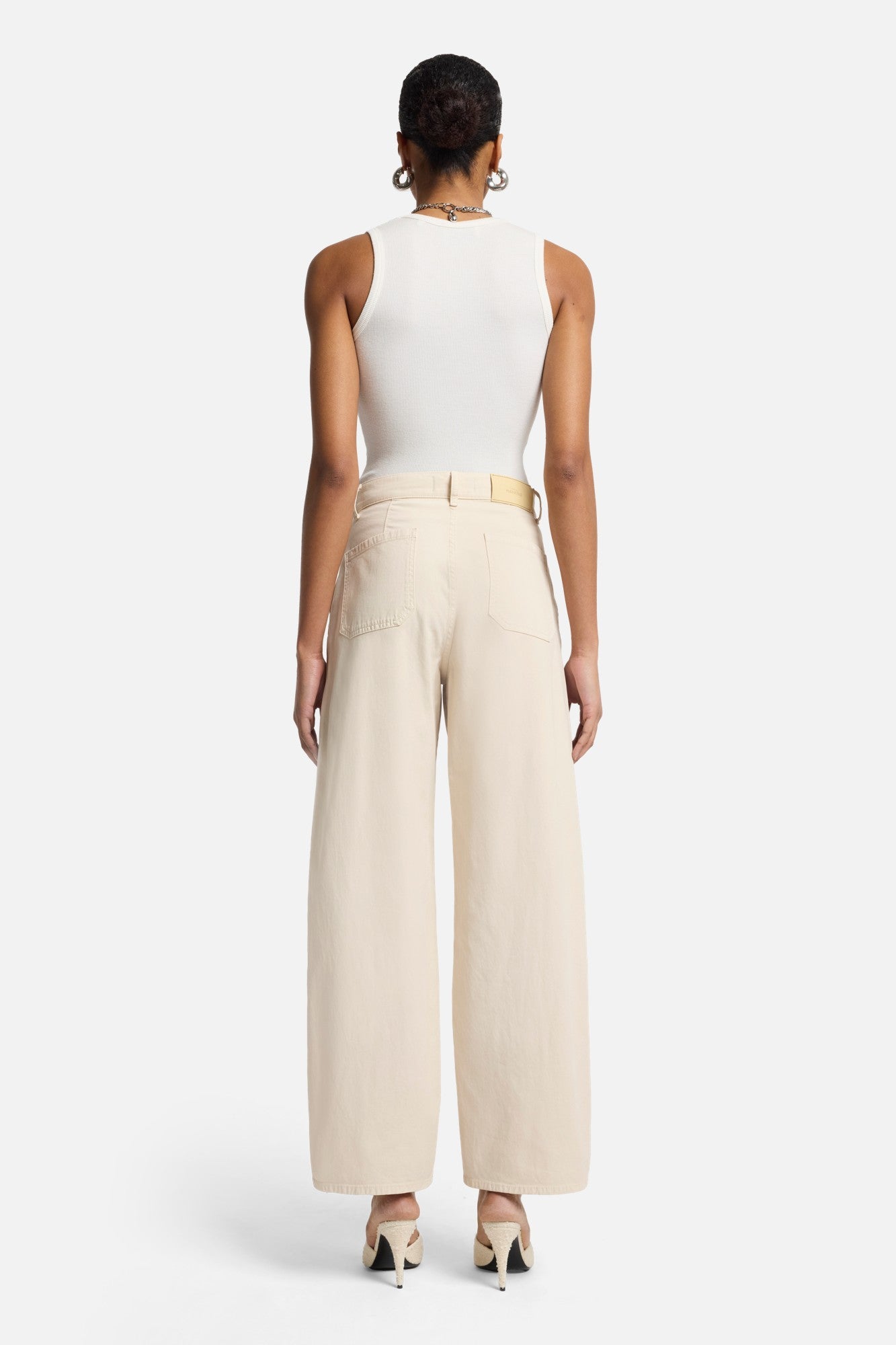 7-for-all-mankind-comfort-twill-bonnie-barrel-hose-in-creme image 5