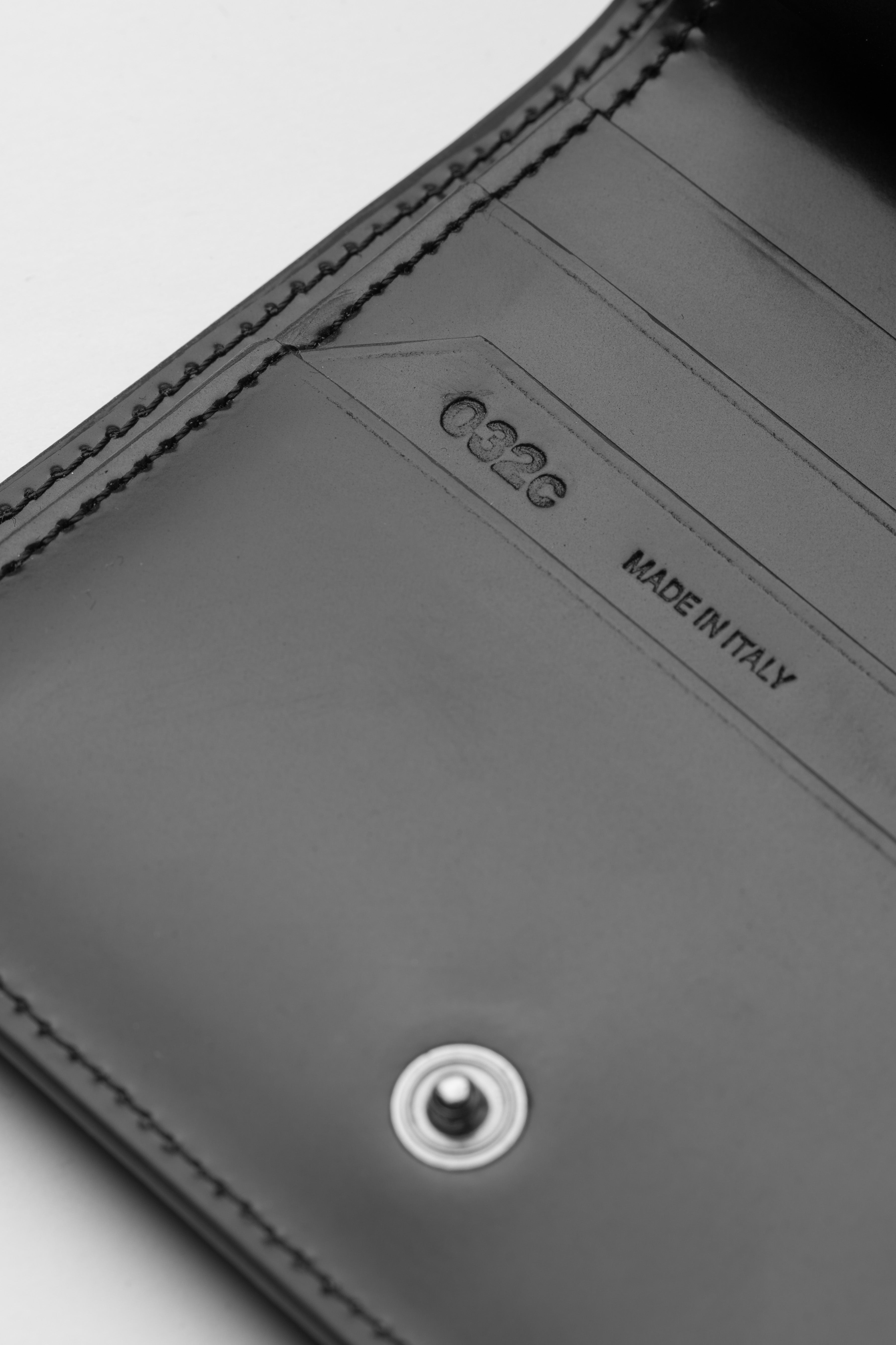 032c-fold-wallet-leder-geldb-rse-mit-metallplakette image 3