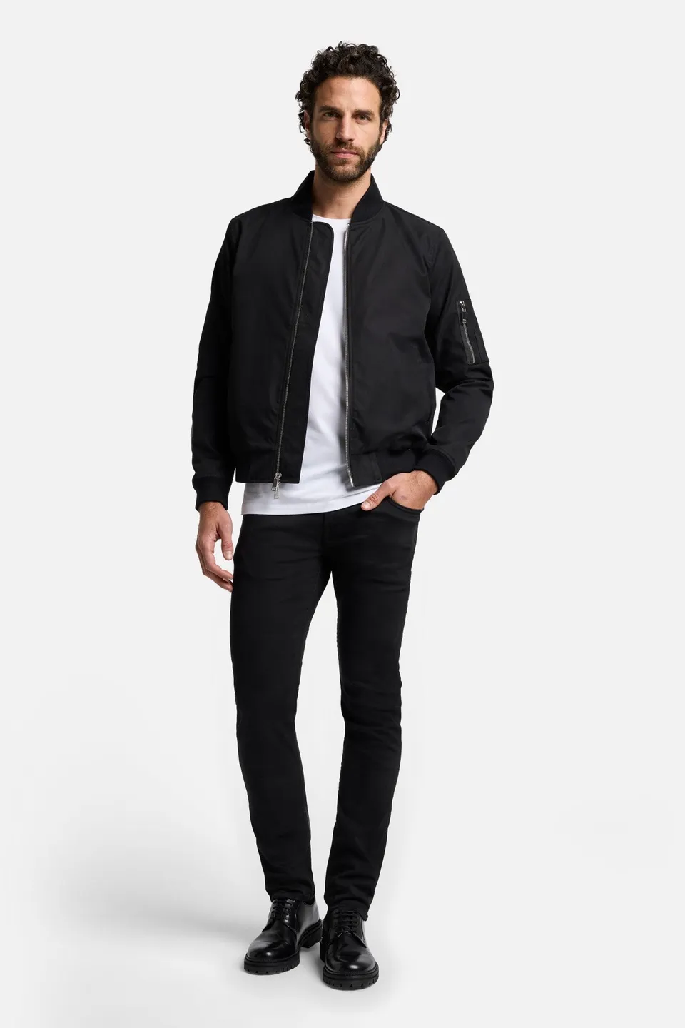 7-for-all-mankind-luxe-performance-plus-paxtyn-skinny-jeans-in-black image 1
