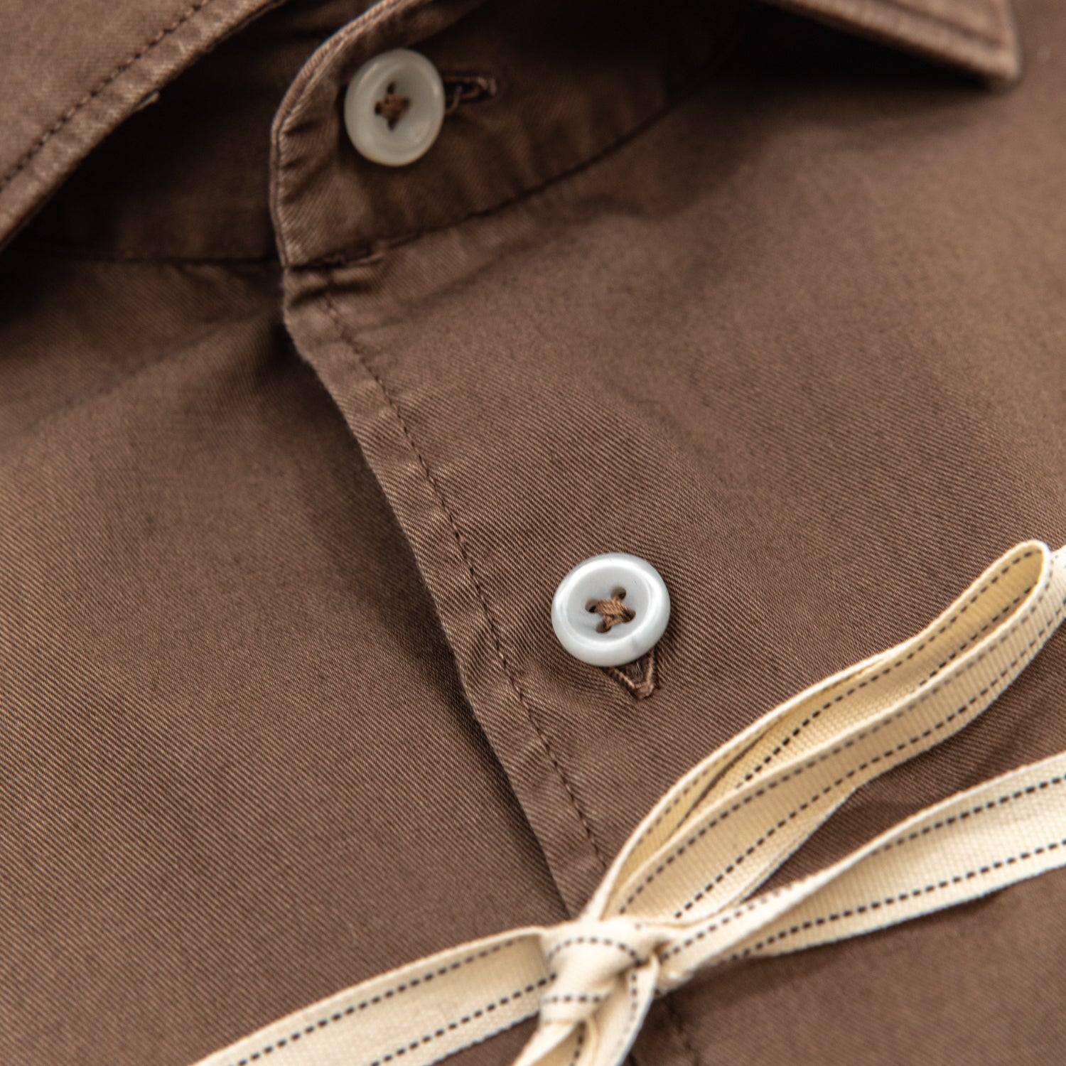 alessandro-lamura-herren-hemd-braun-uni-aus-baumwoll-gabardine image 3
