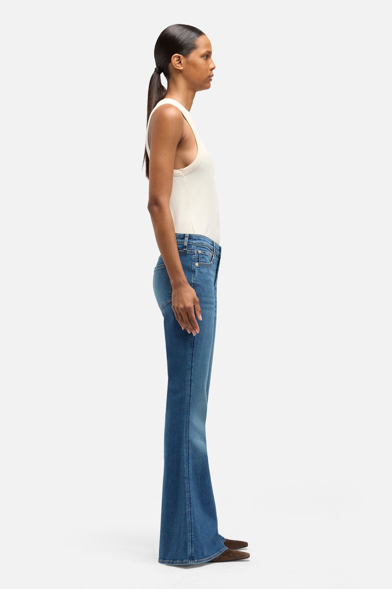 7-for-all-mankind-slim-illusion-the-bell-flare-jeans-in-retro-fade image 6