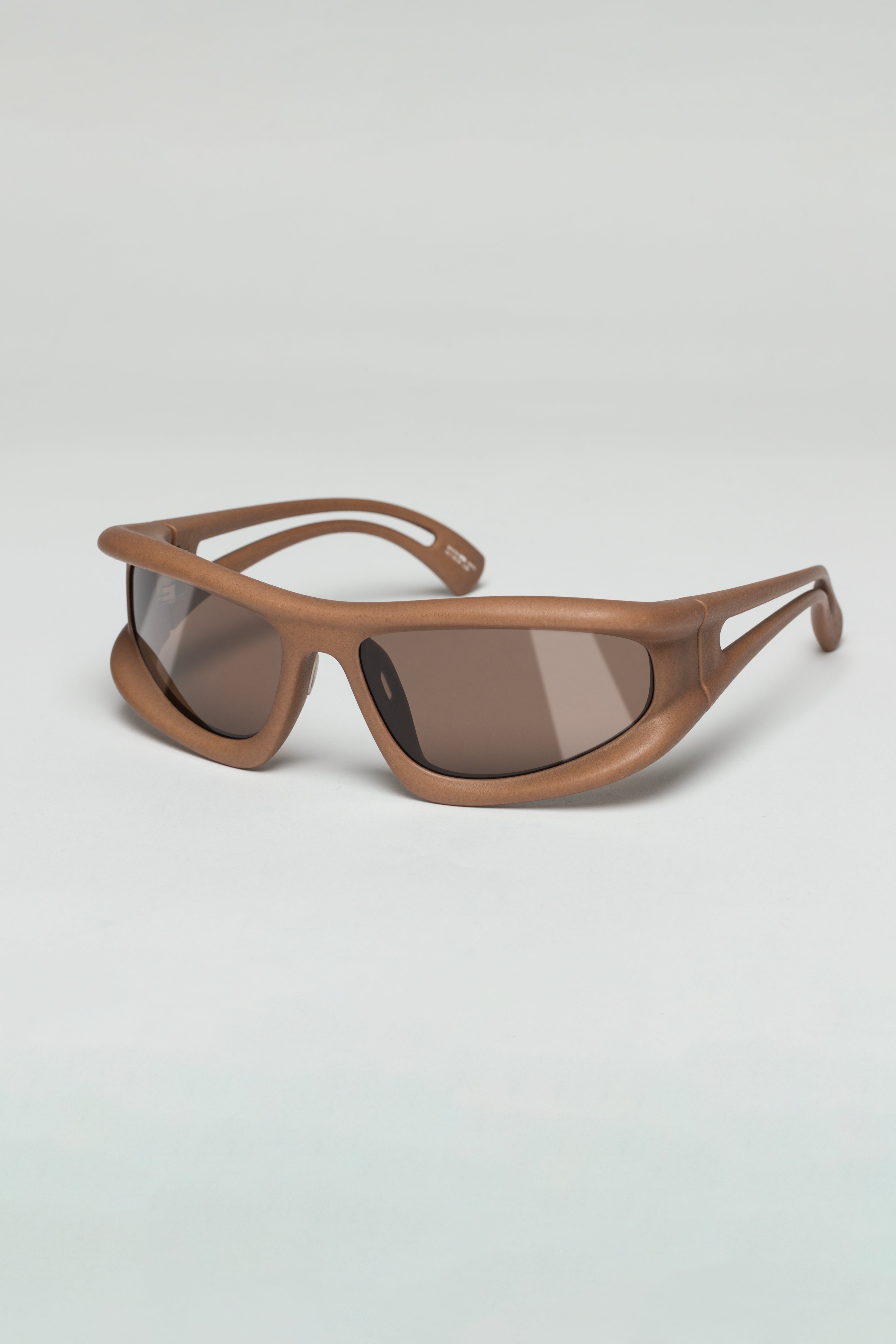 mykita-032c-marfa-sonnenbrille-cashmere-grey-unisex image 2