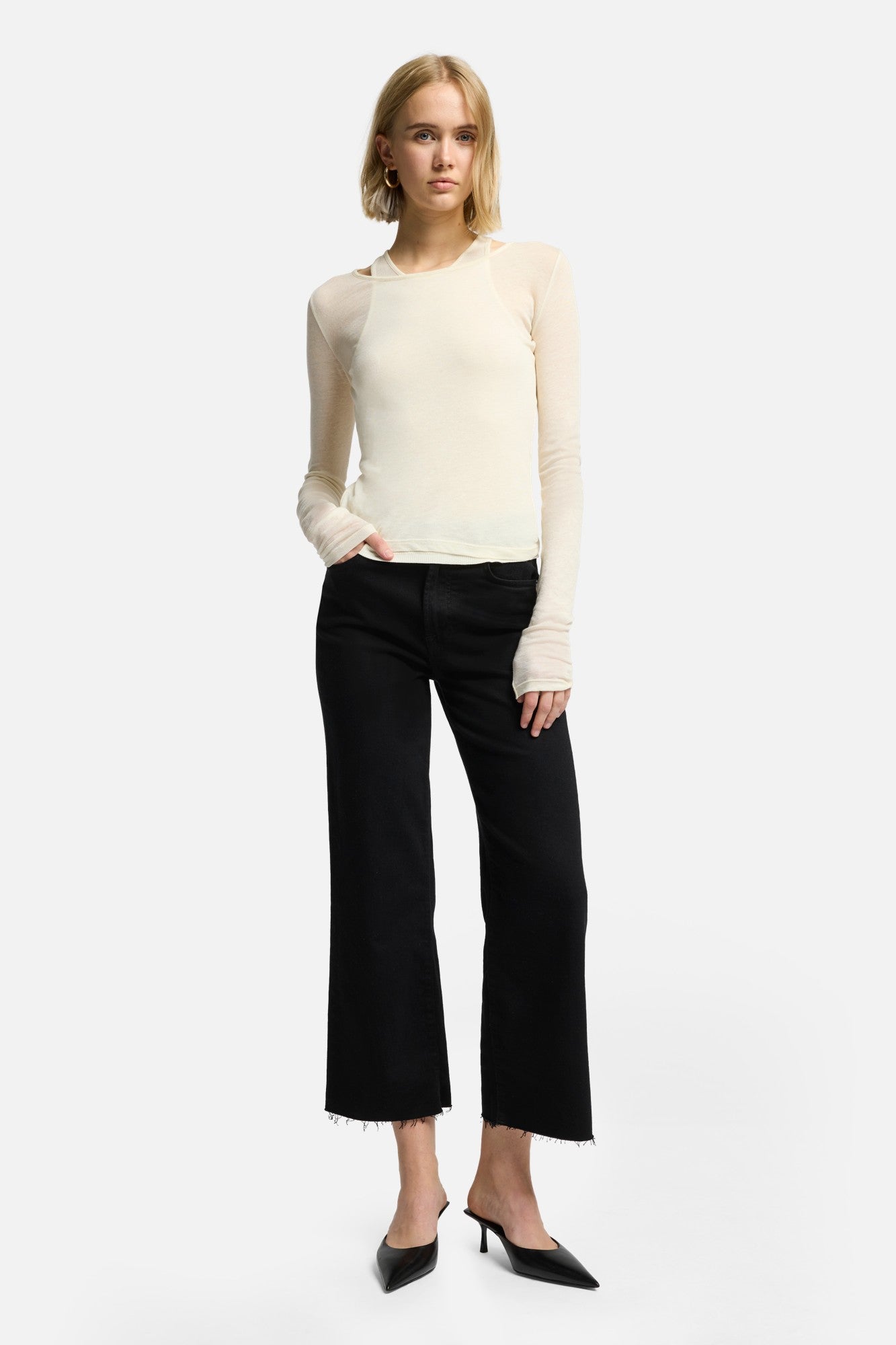 7-for-all-mankind-cropped-alexa-straight-jeans-in-black image 2